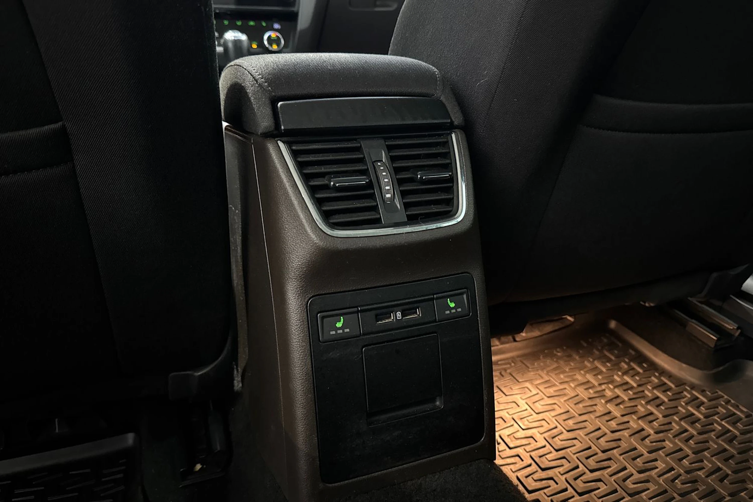 valkoinen Skoda Octavia 2018 kuva 14.