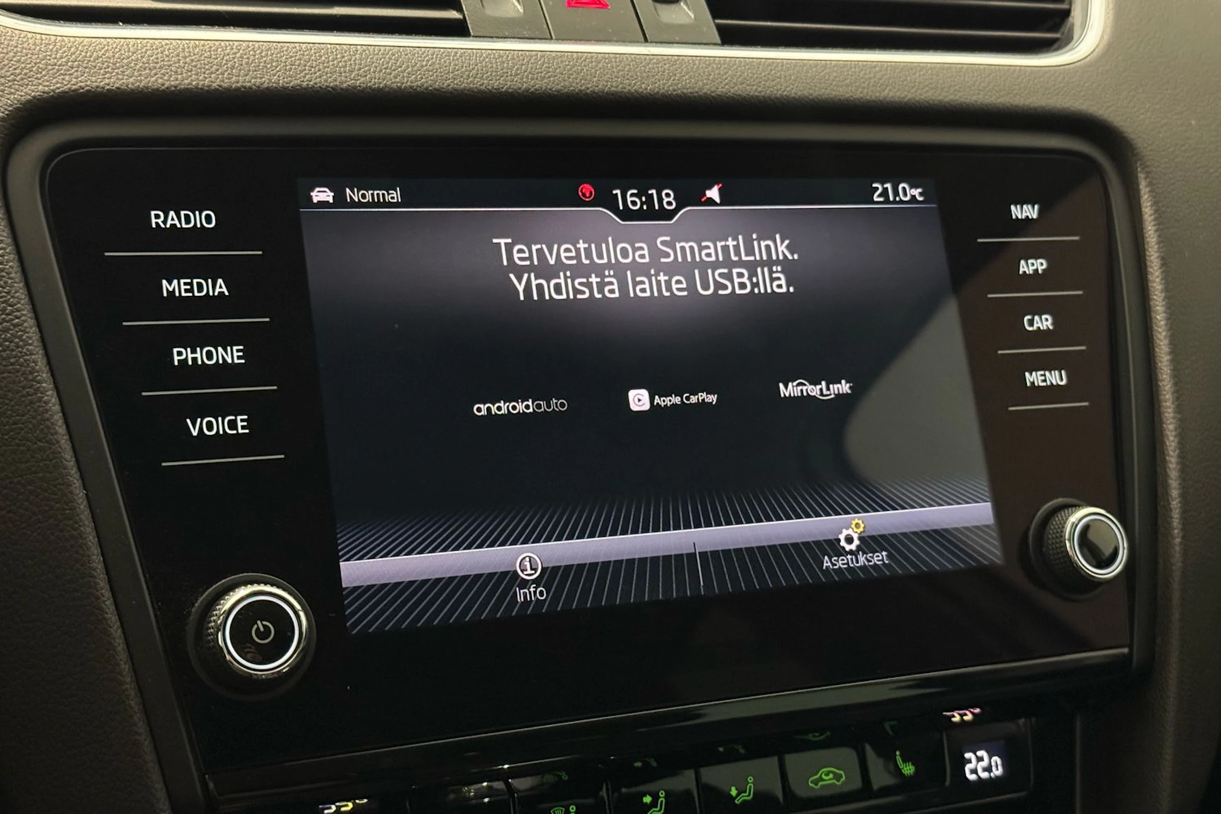 valkoinen Skoda Octavia 2018 kuva 18.