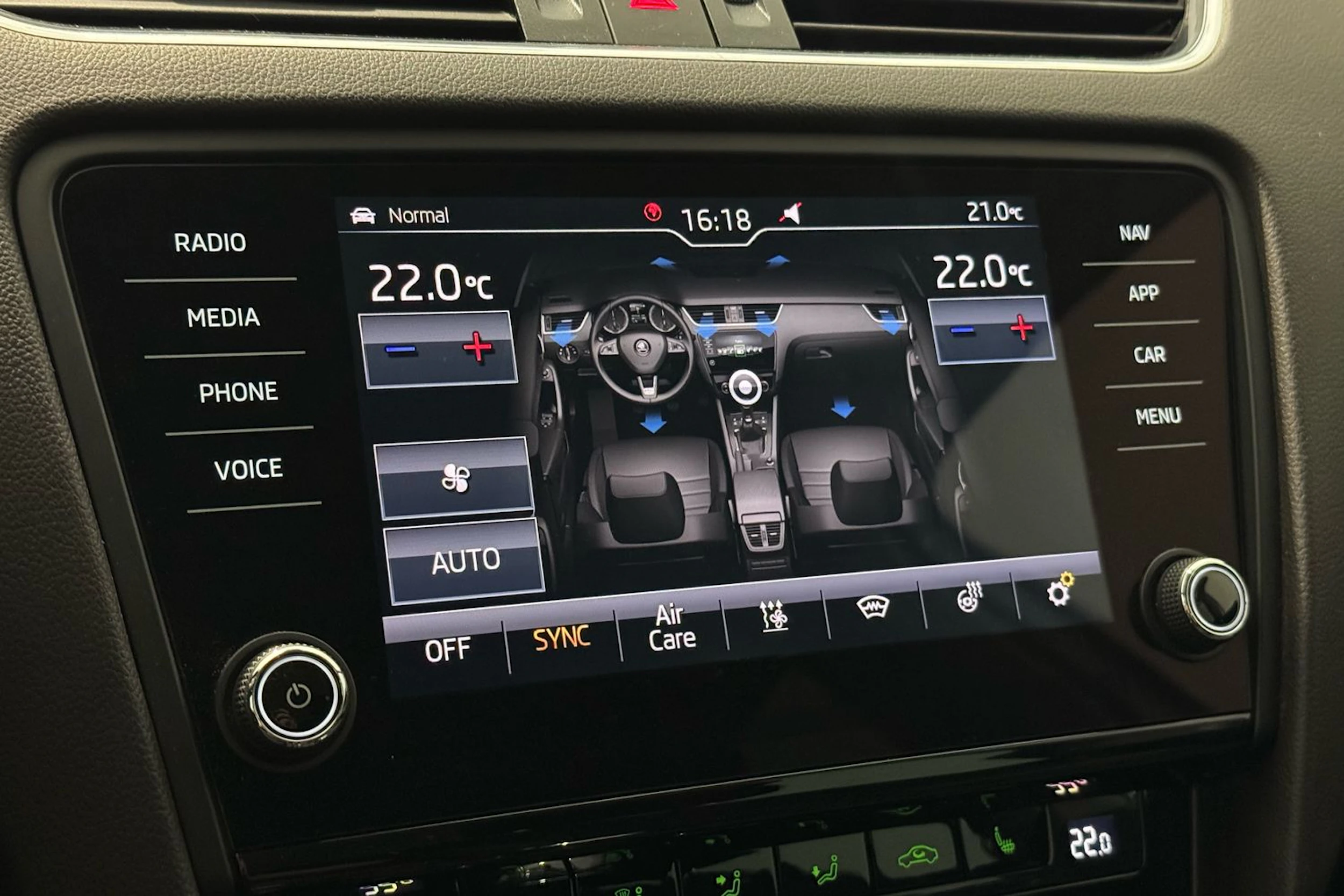 valkoinen Skoda Octavia 2018 kuva 19.