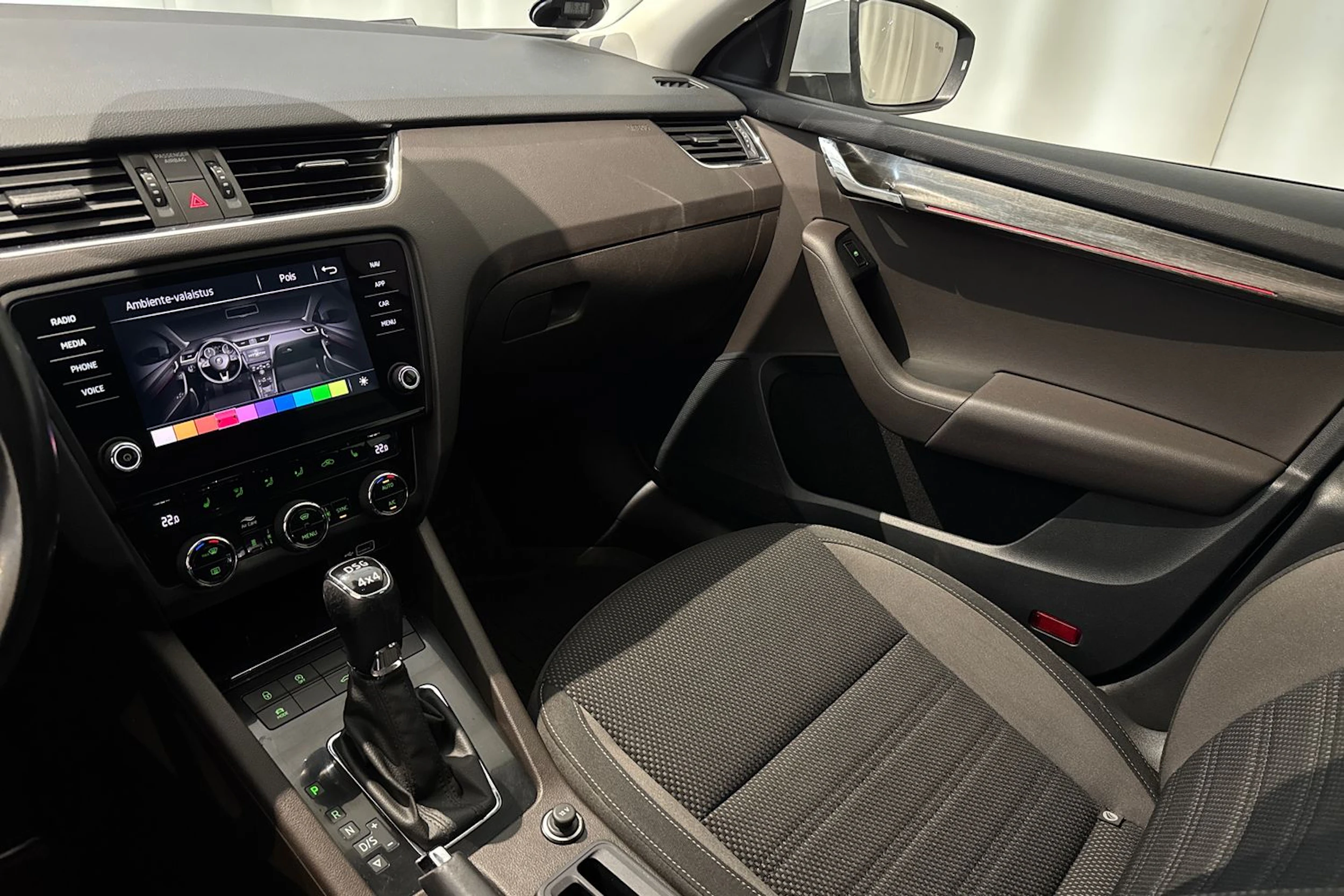 valkoinen Skoda Octavia 2018 kuva 24.
