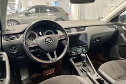 harmaa Skoda Octavia 2018 kuva 7.