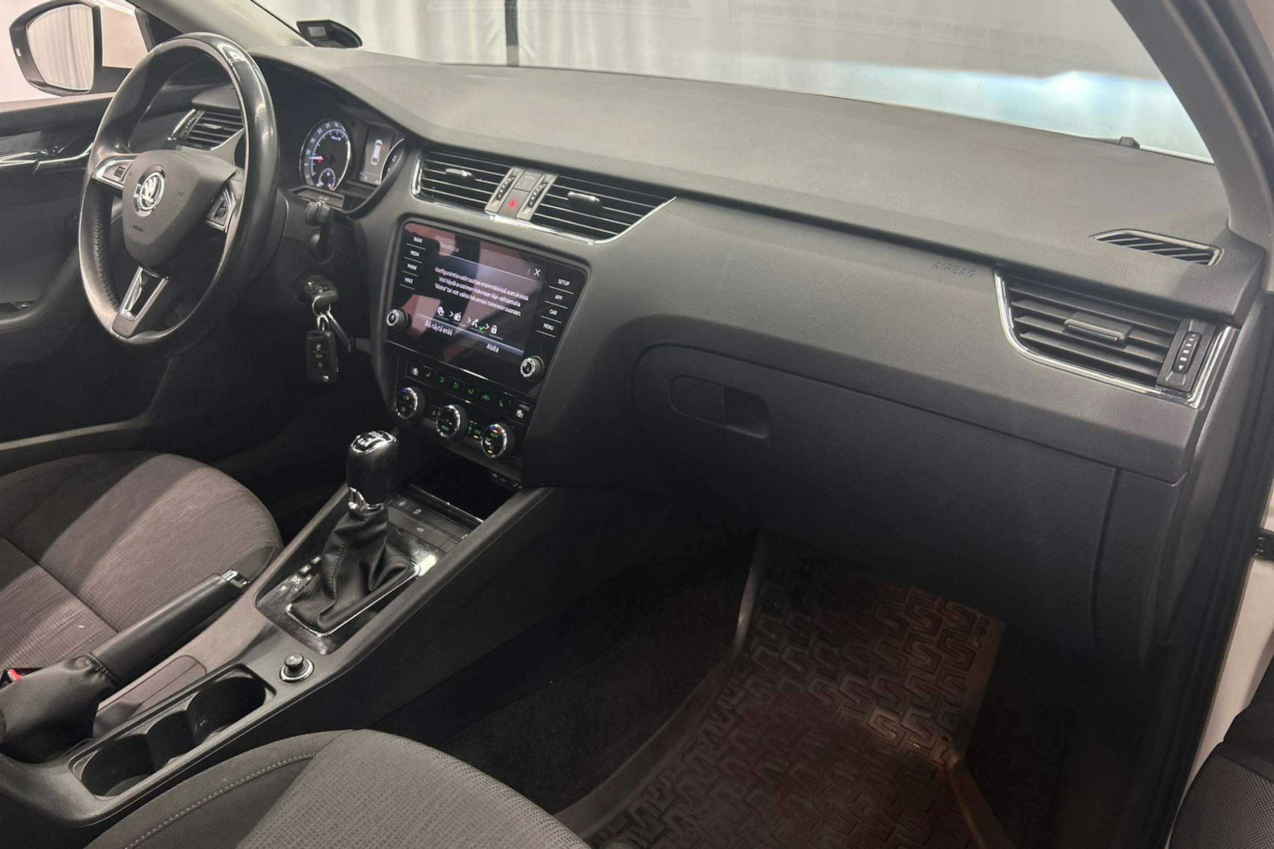 valkoinen Skoda Octavia 2018 kuva 15.