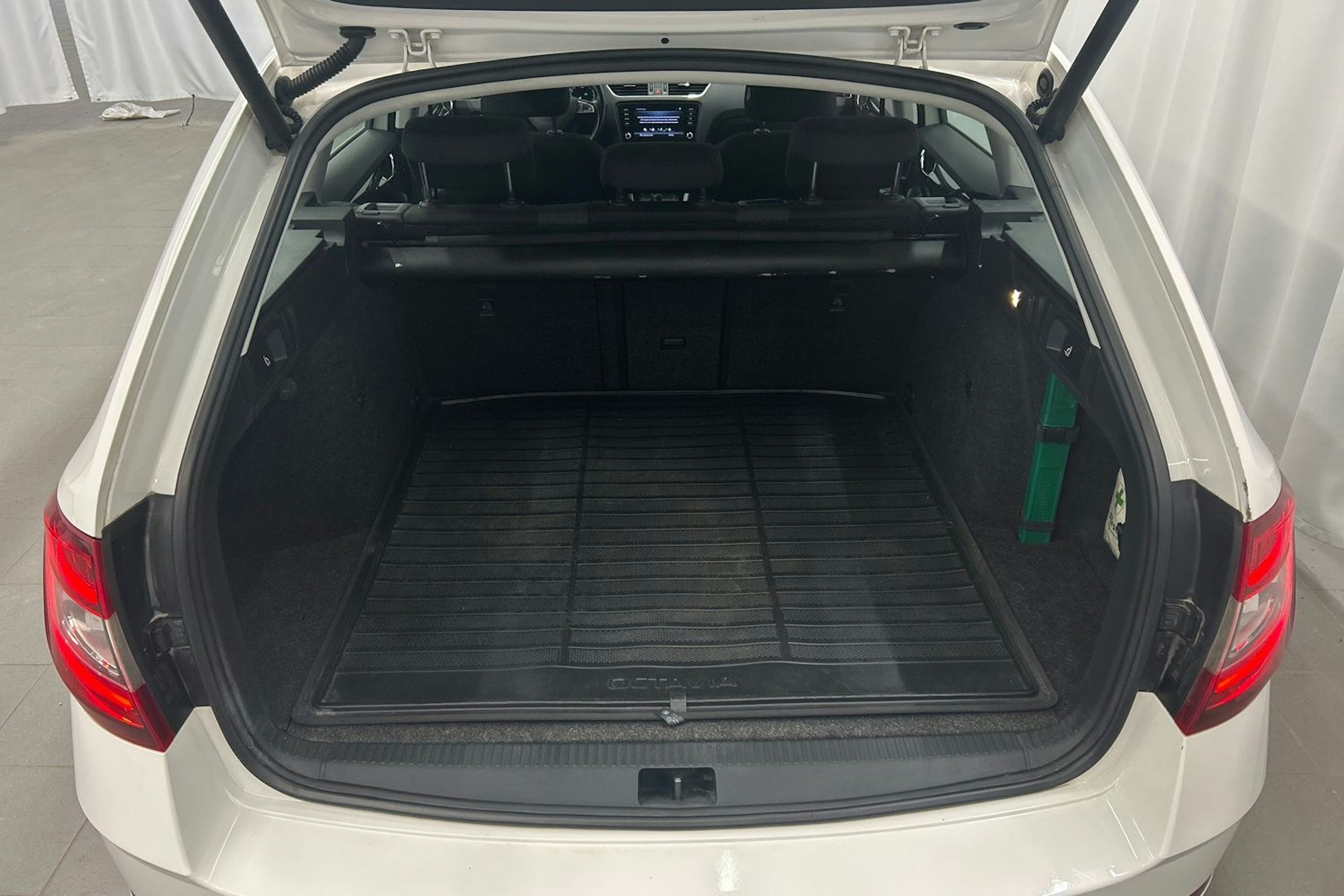 valkoinen Skoda Octavia 2018 kuva 16.