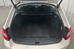 valkoinen Skoda Octavia 2018 kuva 16.