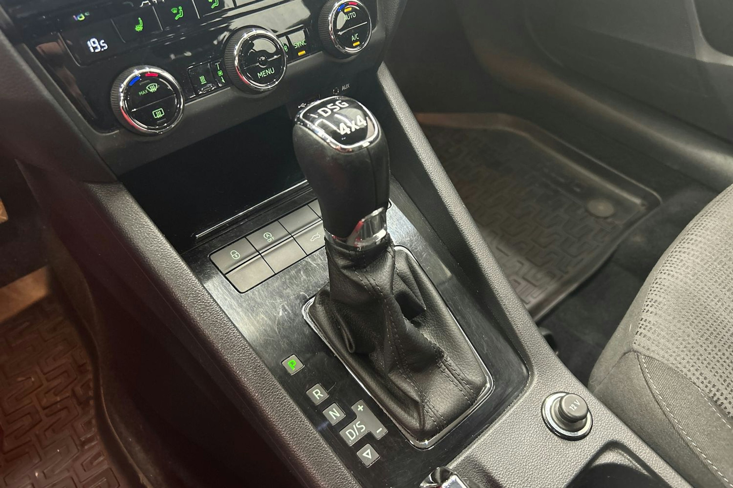 valkoinen Skoda Octavia 2018 kuva 26.