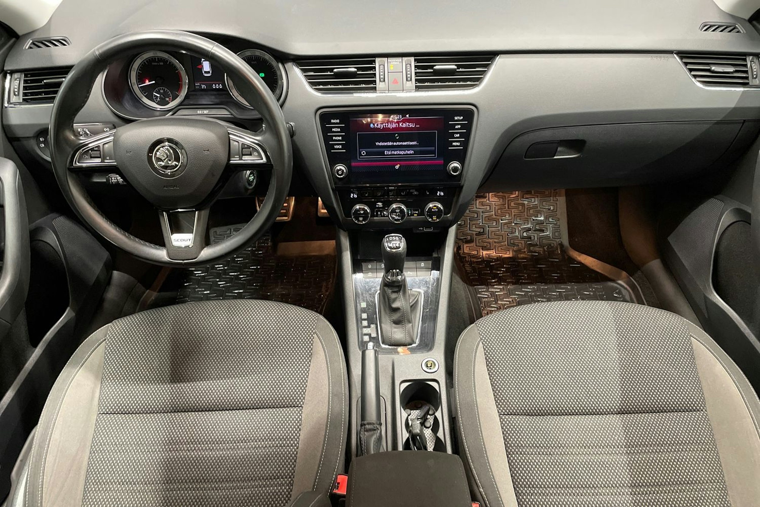 harmaa Skoda Octavia 2019 kuva 9.
