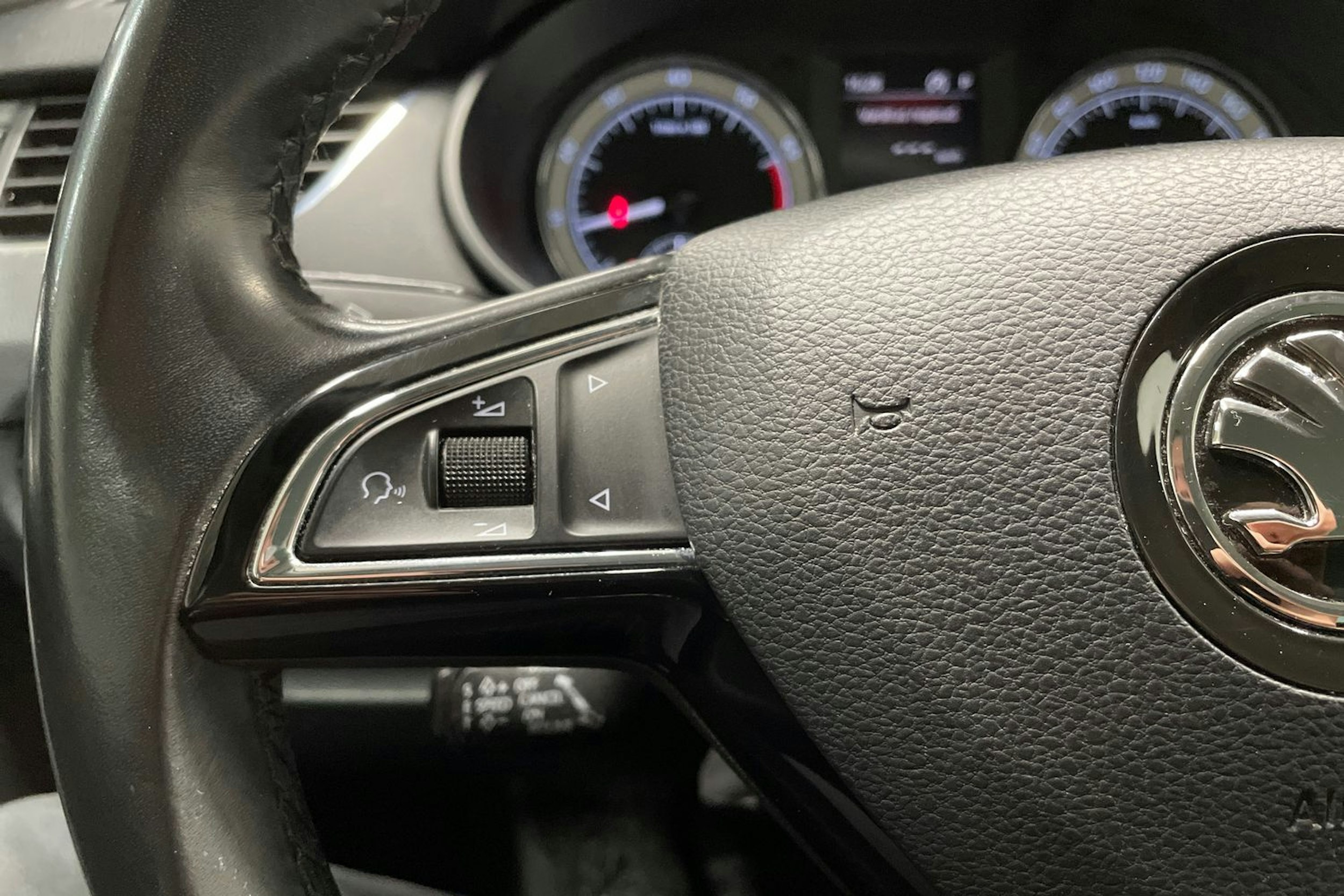 harmaa Skoda Octavia 2019 kuva 26.