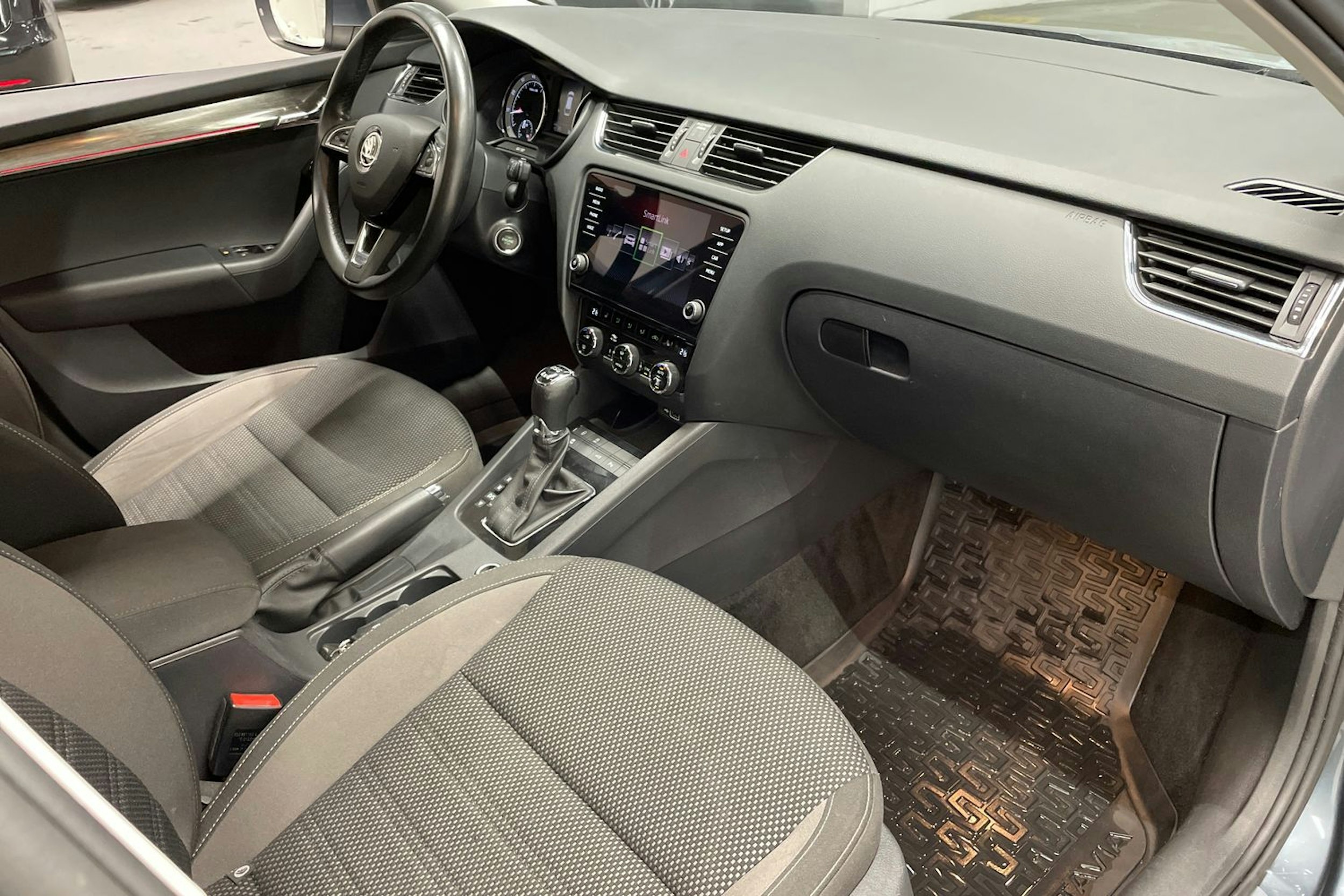 harmaa Skoda Octavia 2019 kuva 29.