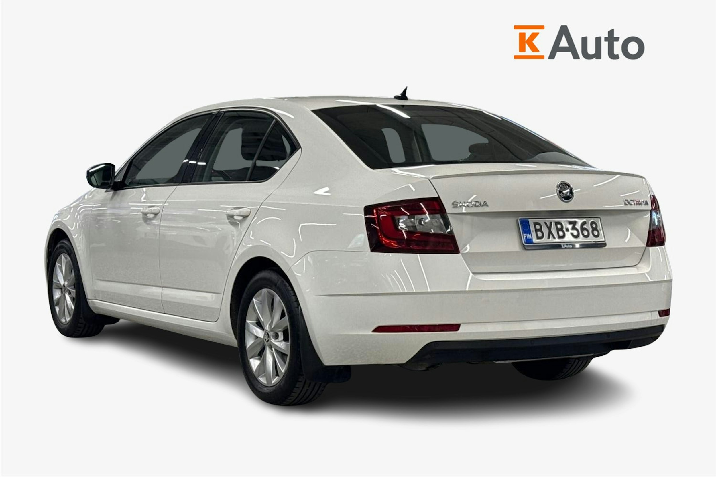 Valkoinen Skoda OCTAVIA 2019 kuva 2.