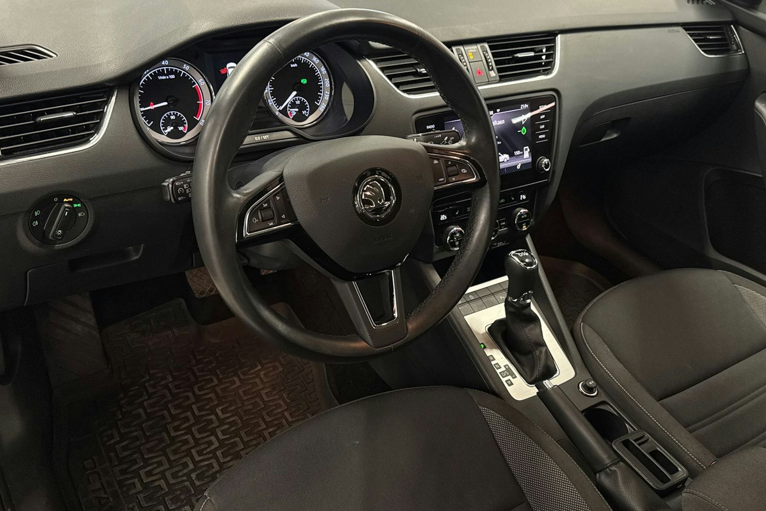 Valkoinen Skoda OCTAVIA 2019 kuva 6.