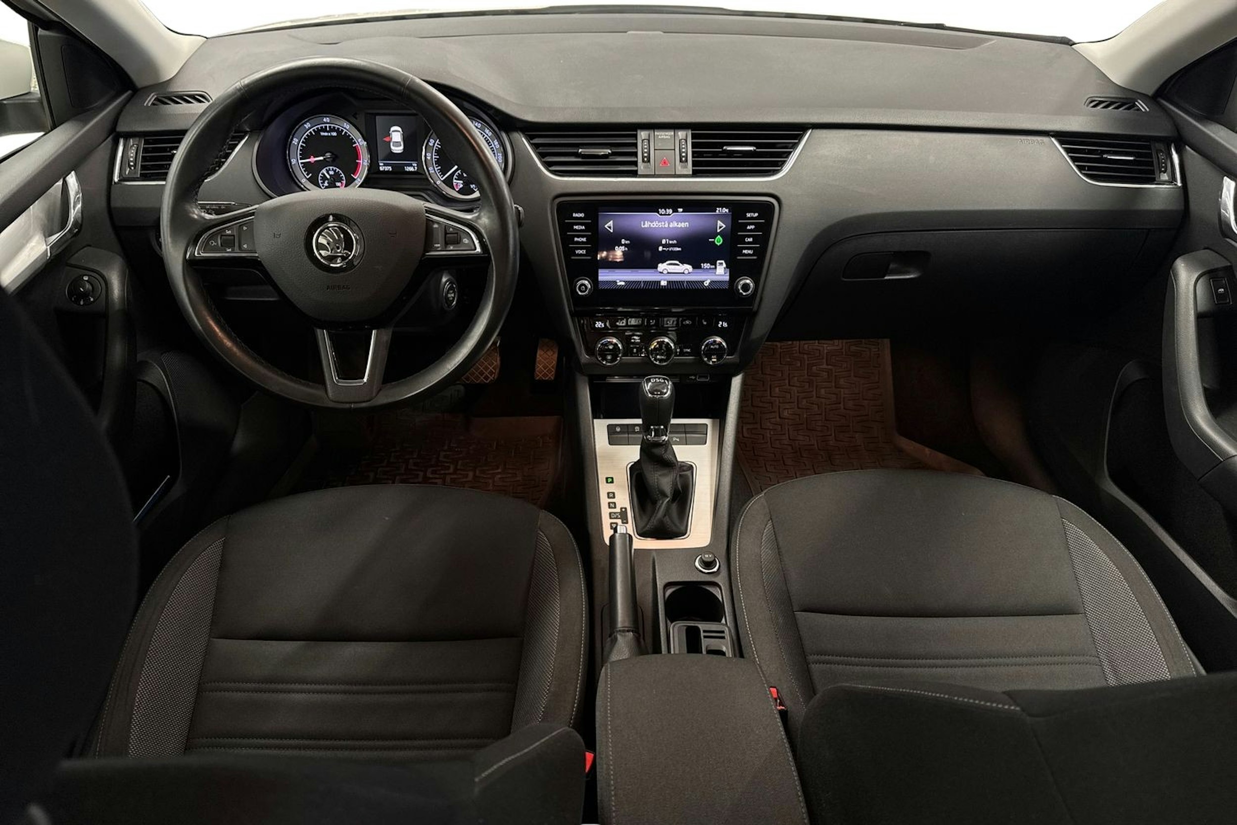 Valkoinen Skoda OCTAVIA 2019 kuva 7.