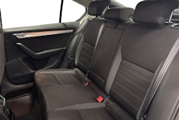 Valkoinen Skoda OCTAVIA 2019 kuva 8.