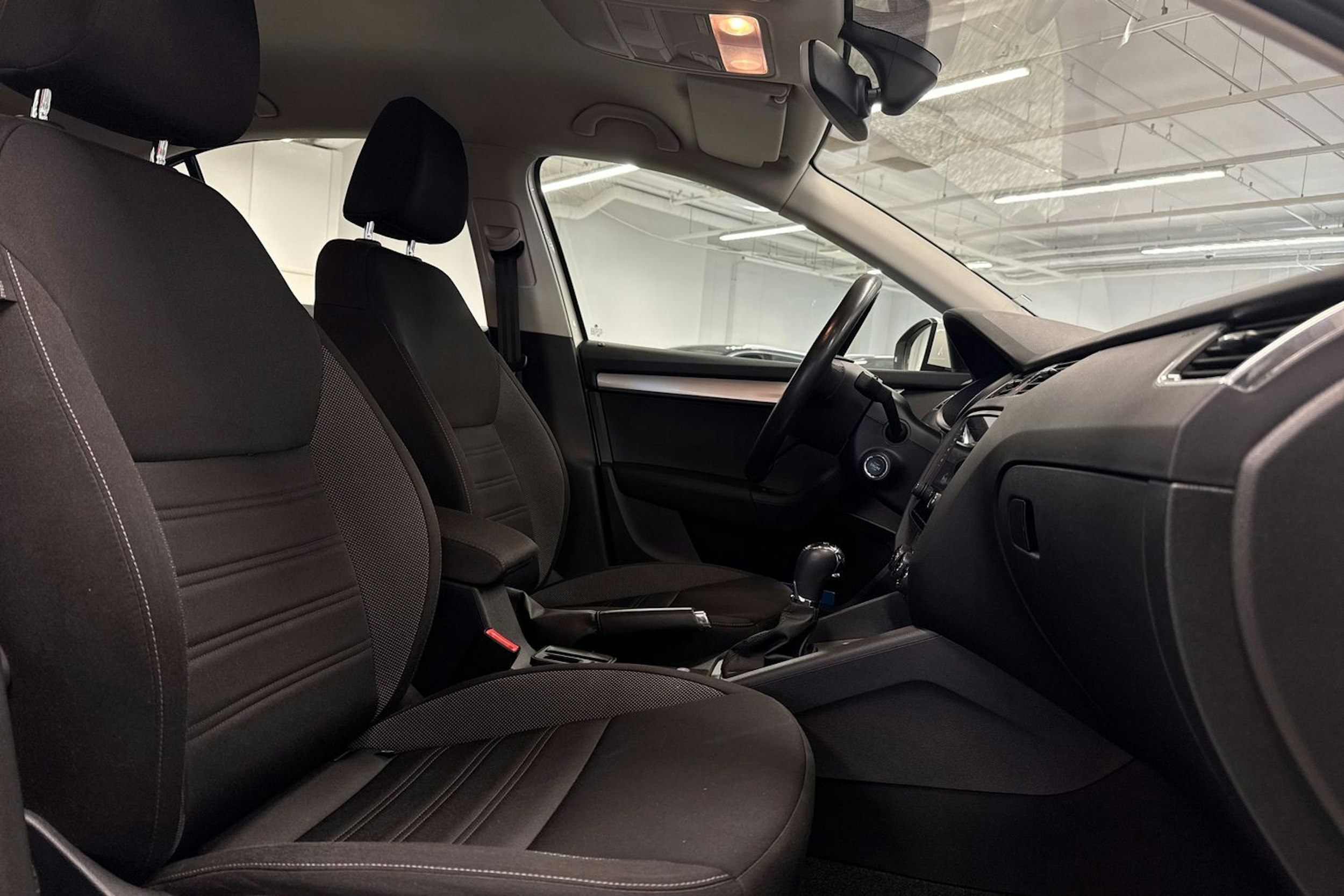 Valkoinen Skoda OCTAVIA 2019 kuva 10.