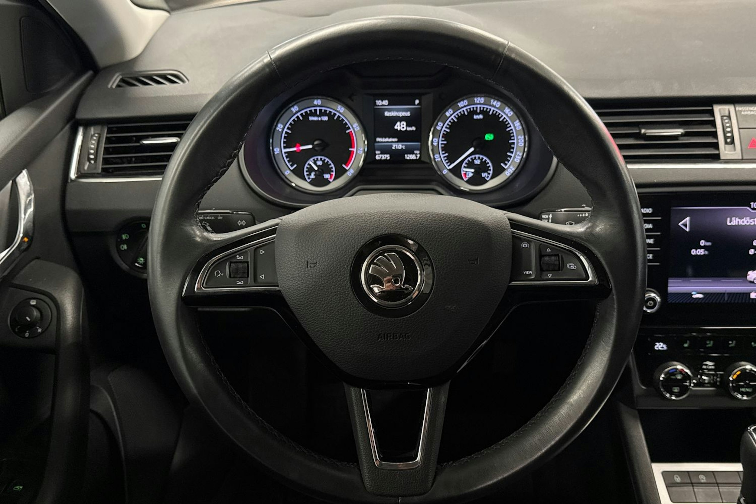 Valkoinen Skoda OCTAVIA 2019 kuva 11.