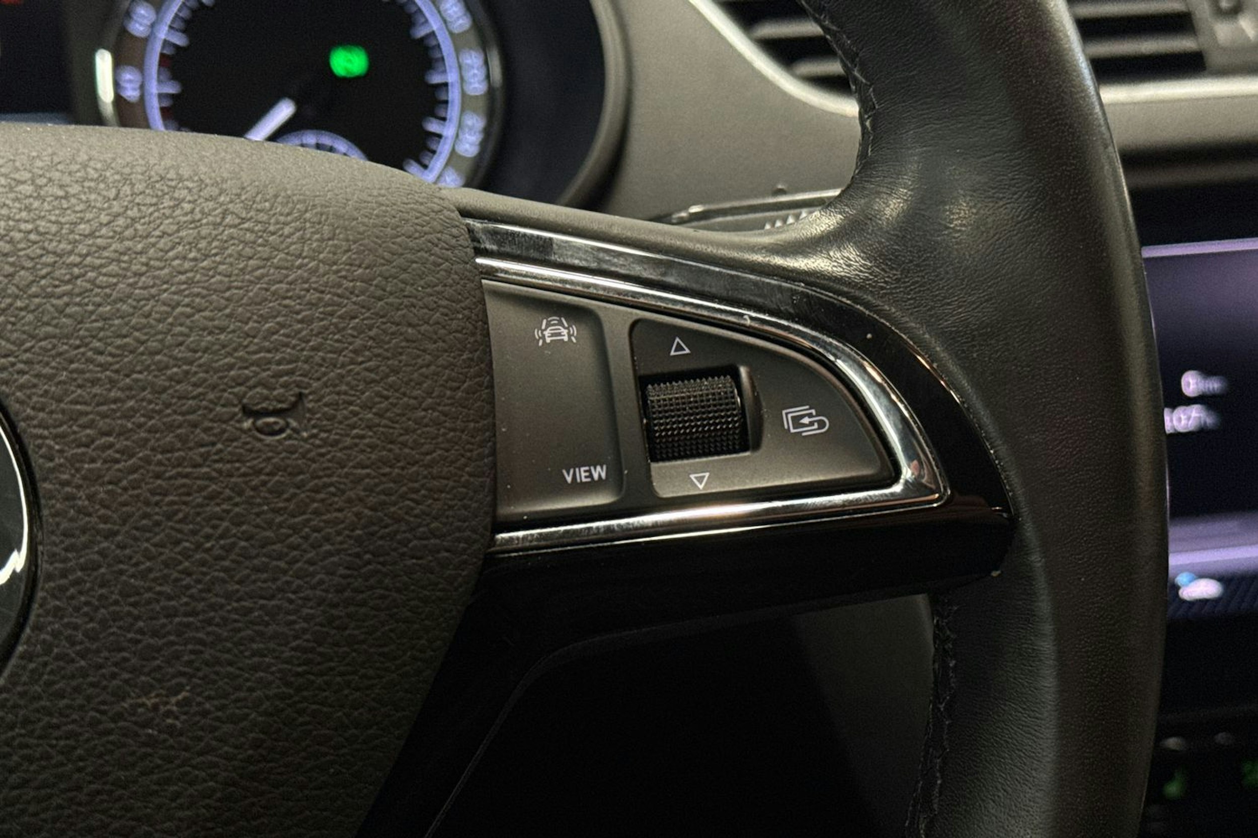 Valkoinen Skoda OCTAVIA 2019 kuva 12.
