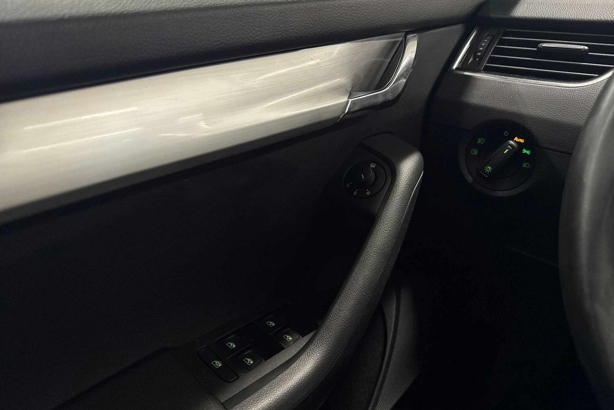 Valkoinen Skoda OCTAVIA 2019 kuva 16.