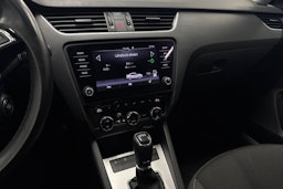 Valkoinen Skoda OCTAVIA 2019 kuva 17.