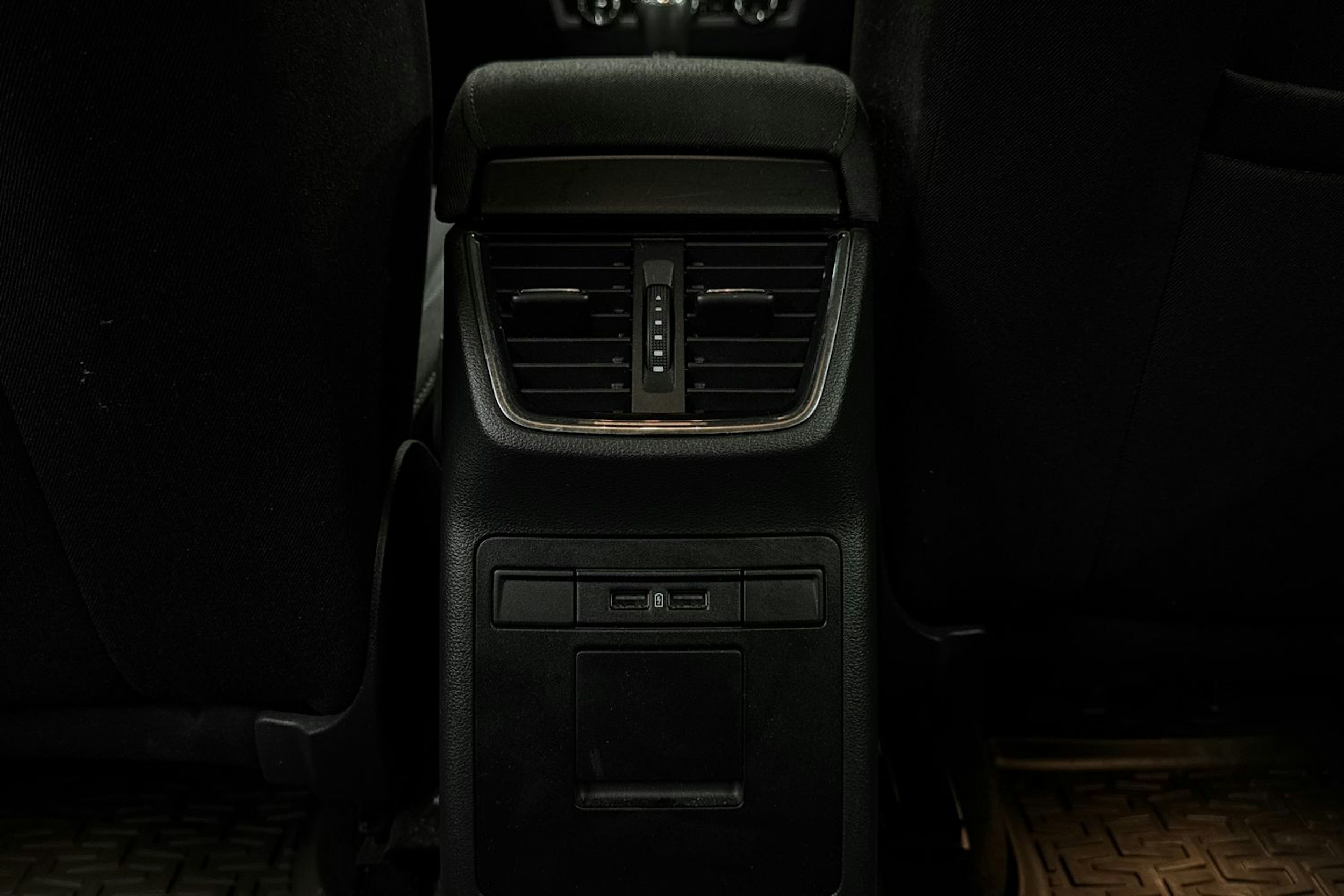 Valkoinen Skoda OCTAVIA 2019 kuva 27.