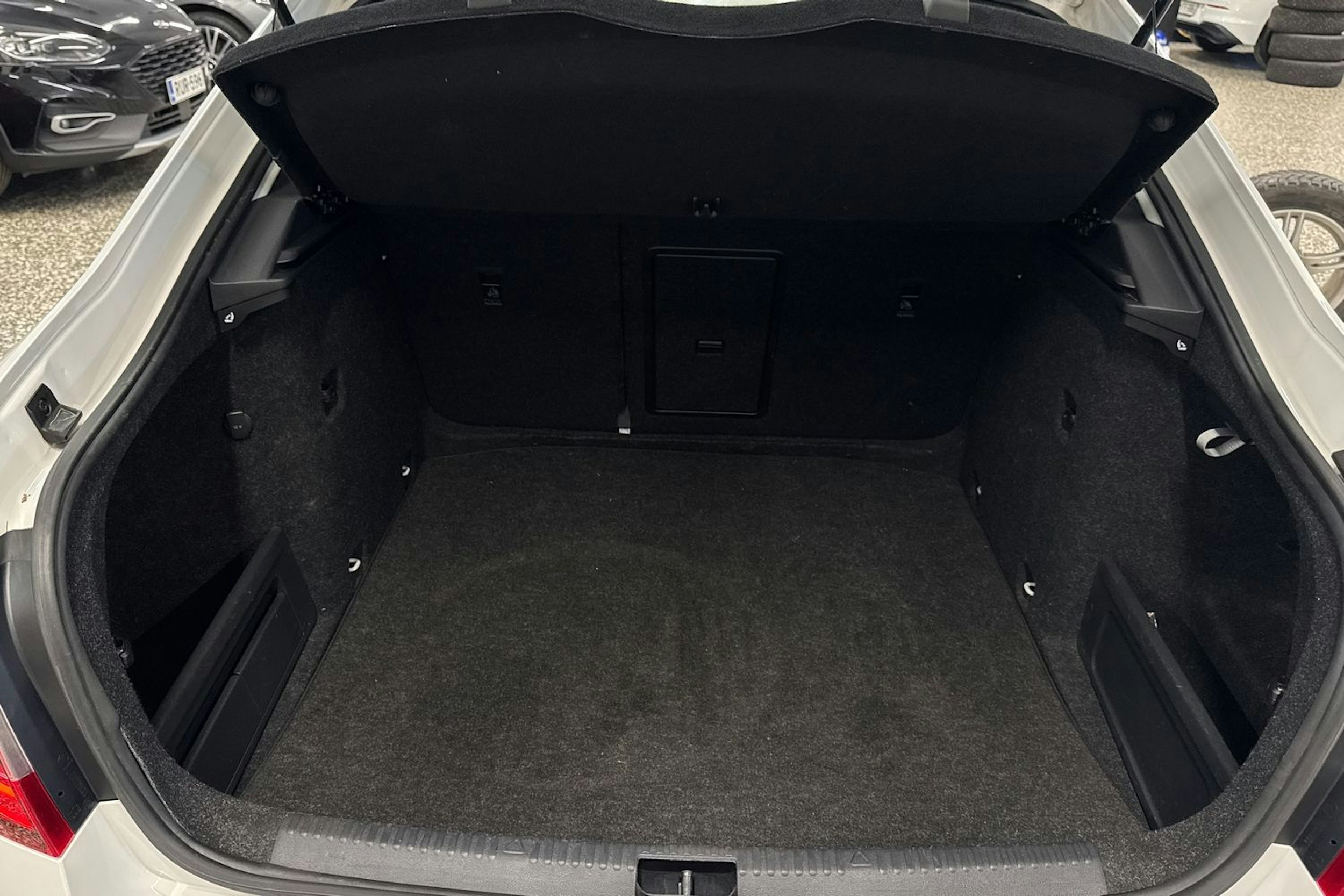 Valkoinen Skoda OCTAVIA 2019 kuva 28.