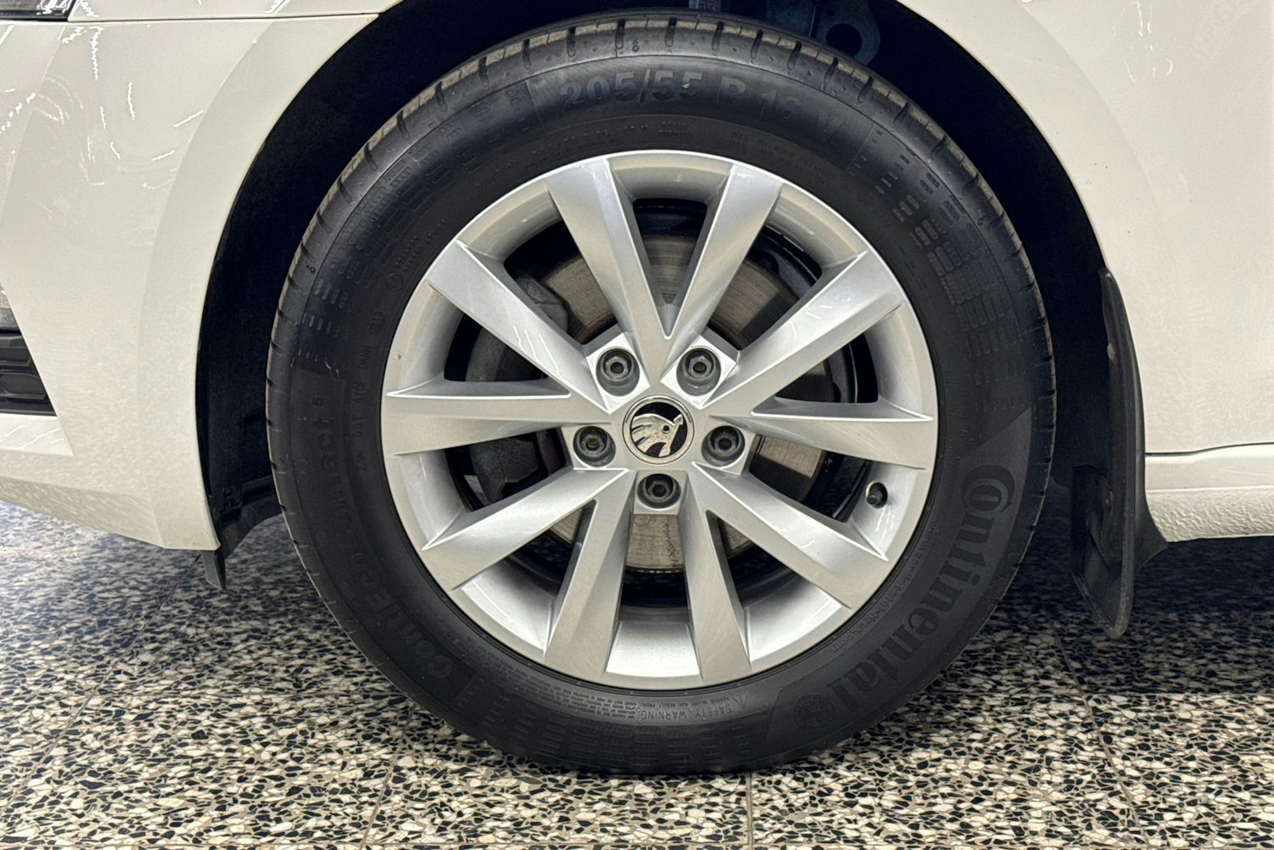 Valkoinen Skoda OCTAVIA 2019 kuva 29.