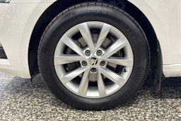 Valkoinen Skoda OCTAVIA 2019 kuva 29.