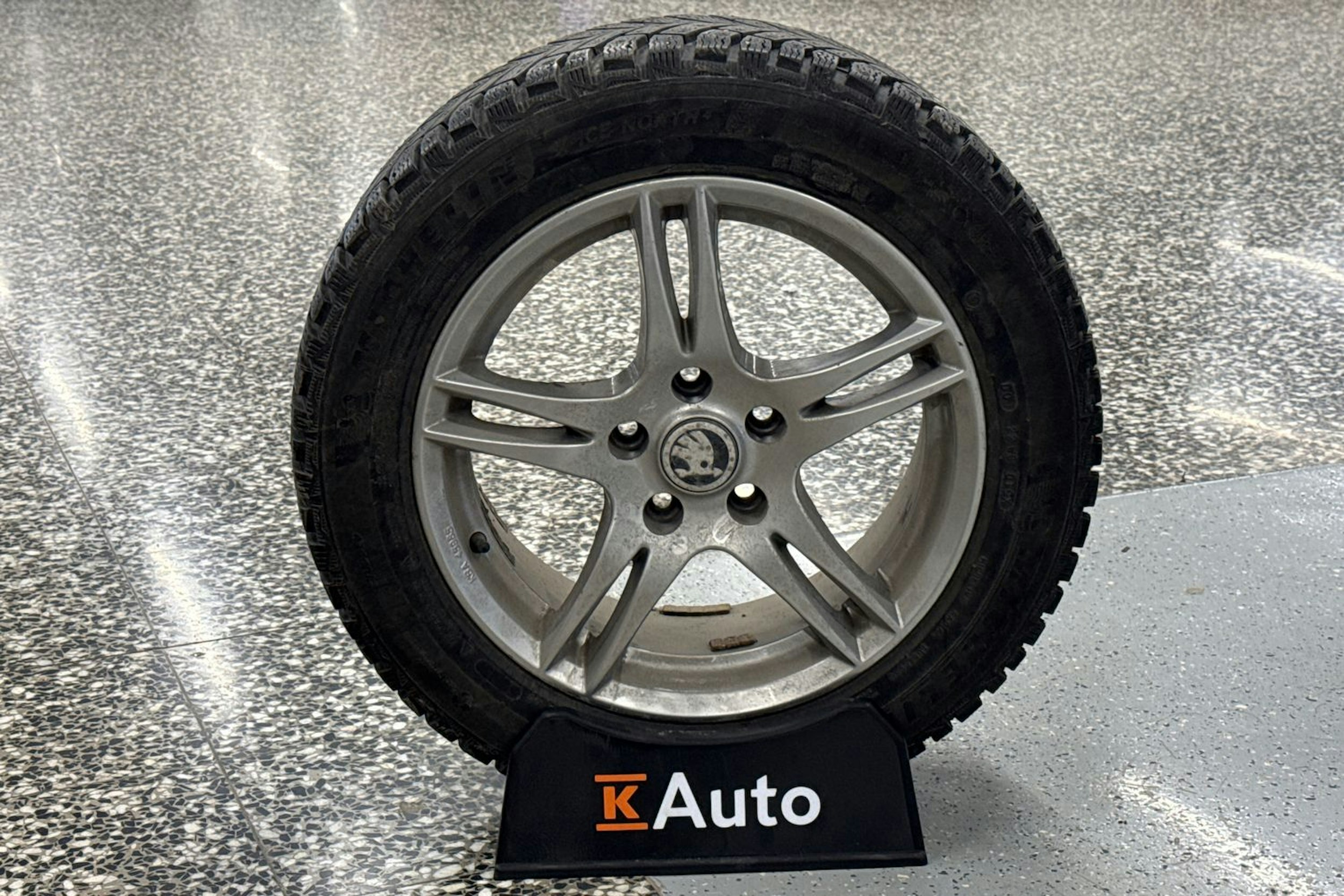 Valkoinen Skoda OCTAVIA 2019 kuva 30.