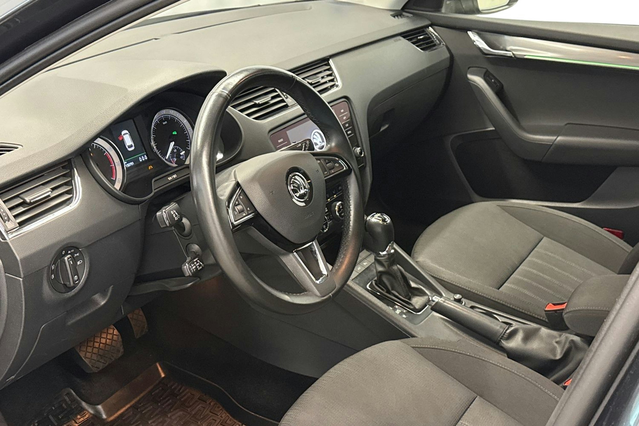 harmaa Skoda Octavia 2019 kuva 7.