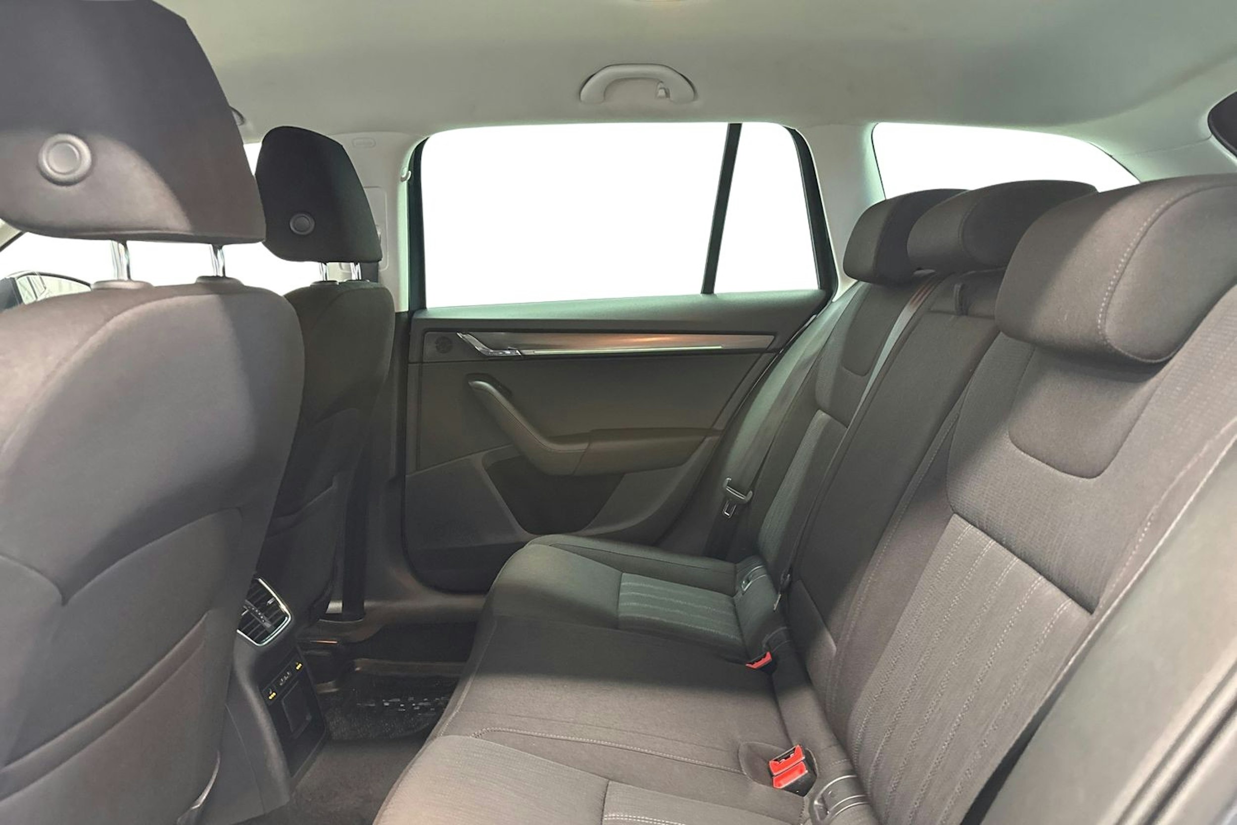 harmaa Skoda Octavia 2019 kuva 10.