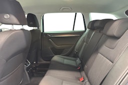 harmaa Skoda Octavia 2019 kuva 10.
