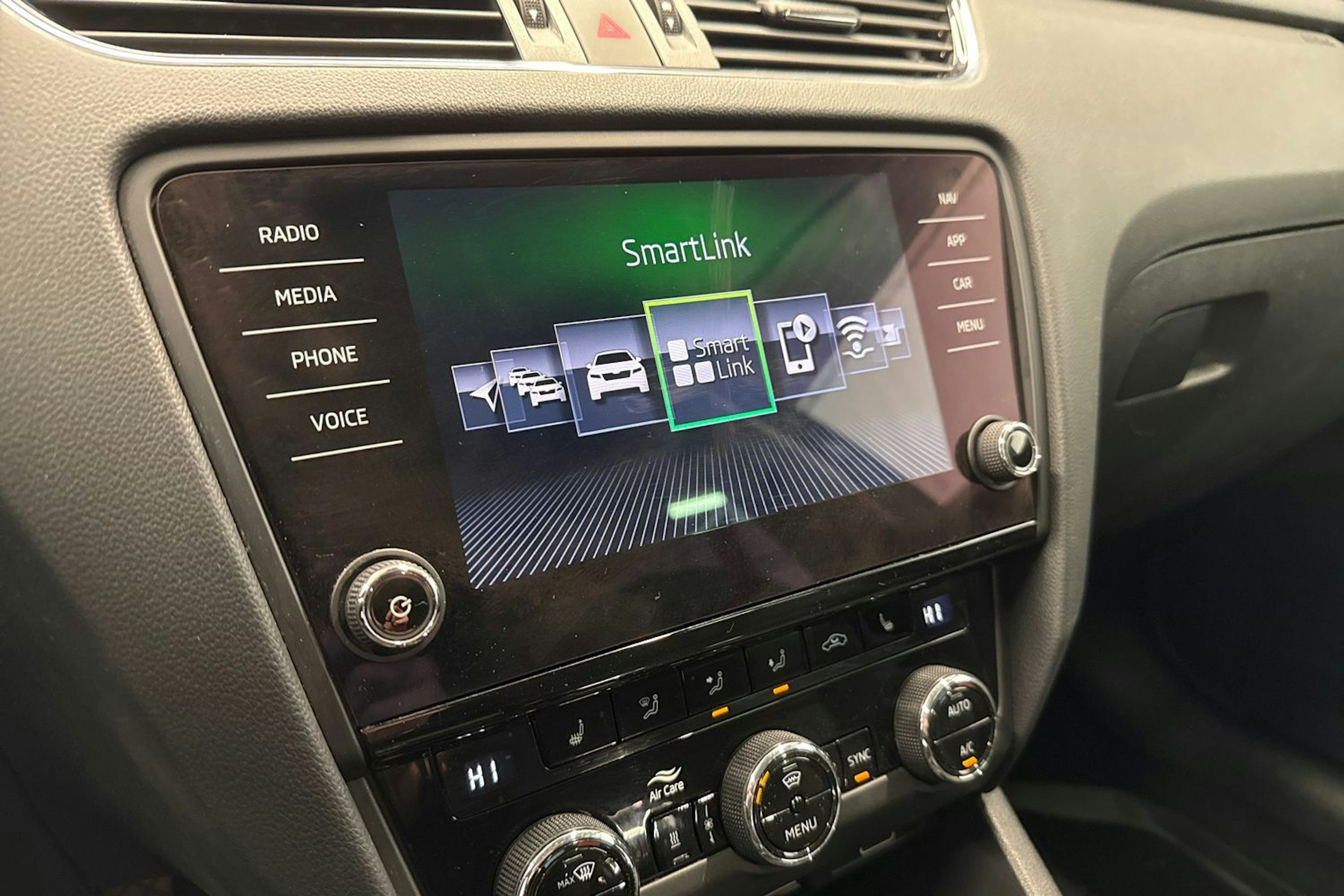 harmaa Skoda Octavia 2019 kuva 18.