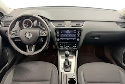 harmaa Skoda Octavia 2019 kuva 7.