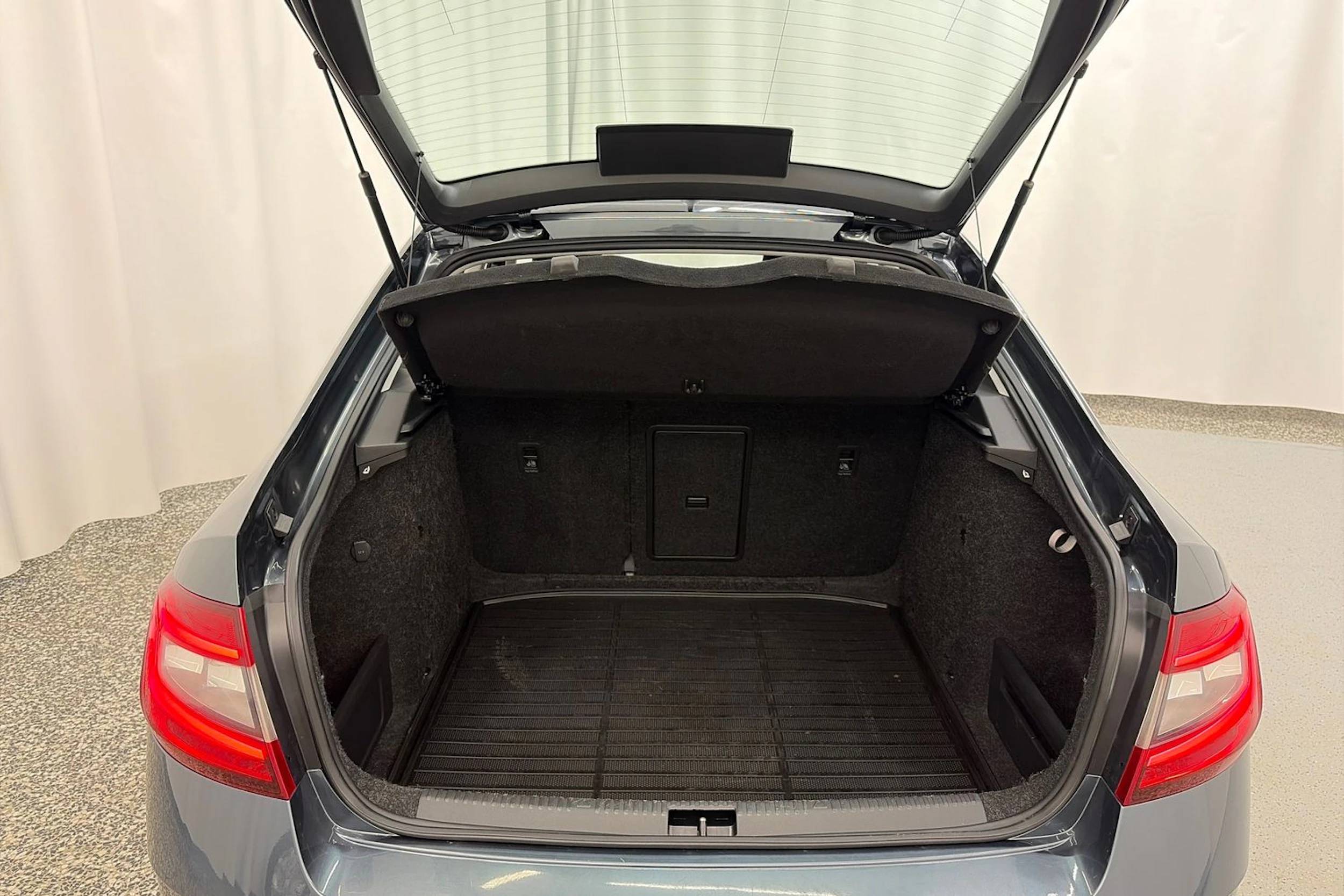 harmaa Skoda Octavia 2019 kuva 11.