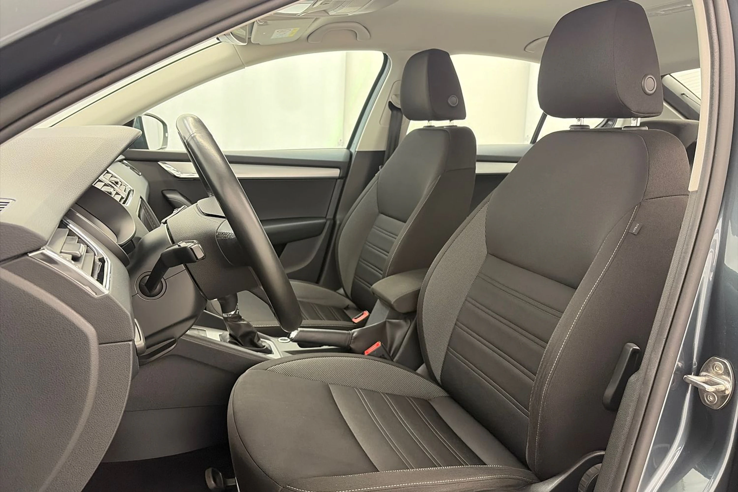harmaa Skoda Octavia 2019 kuva 12.
