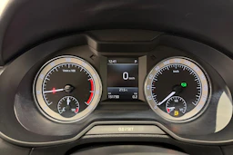 harmaa Skoda Octavia 2019 kuva 13.