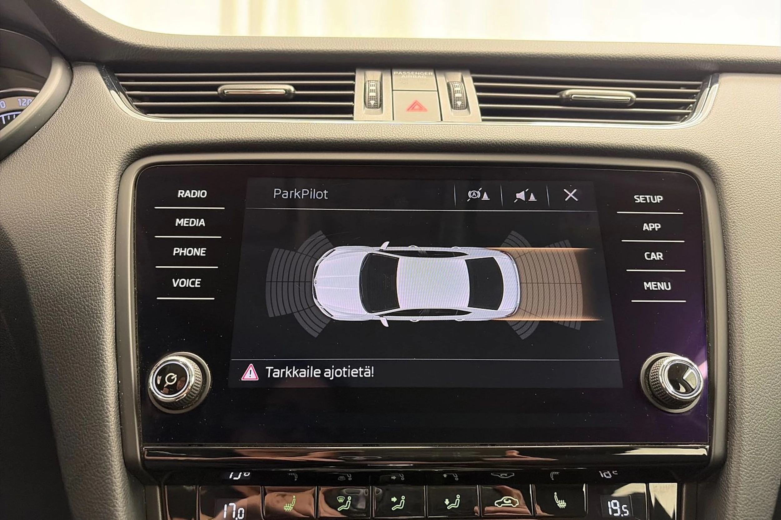 harmaa Skoda Octavia 2019 kuva 16.