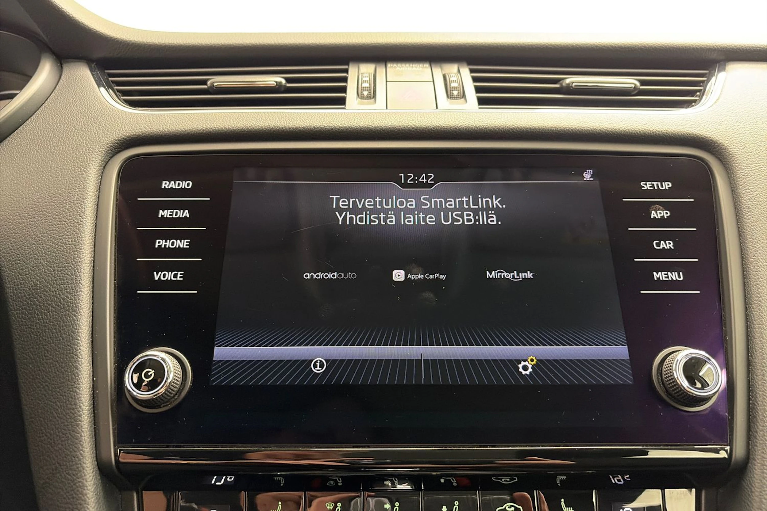 harmaa Skoda Octavia 2019 kuva 17.