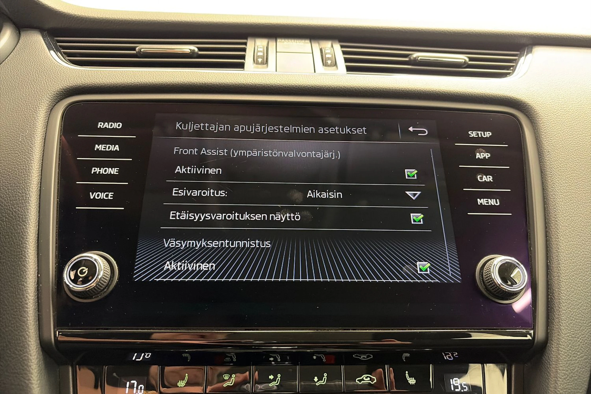 harmaa Skoda Octavia 2019 kuva 18.