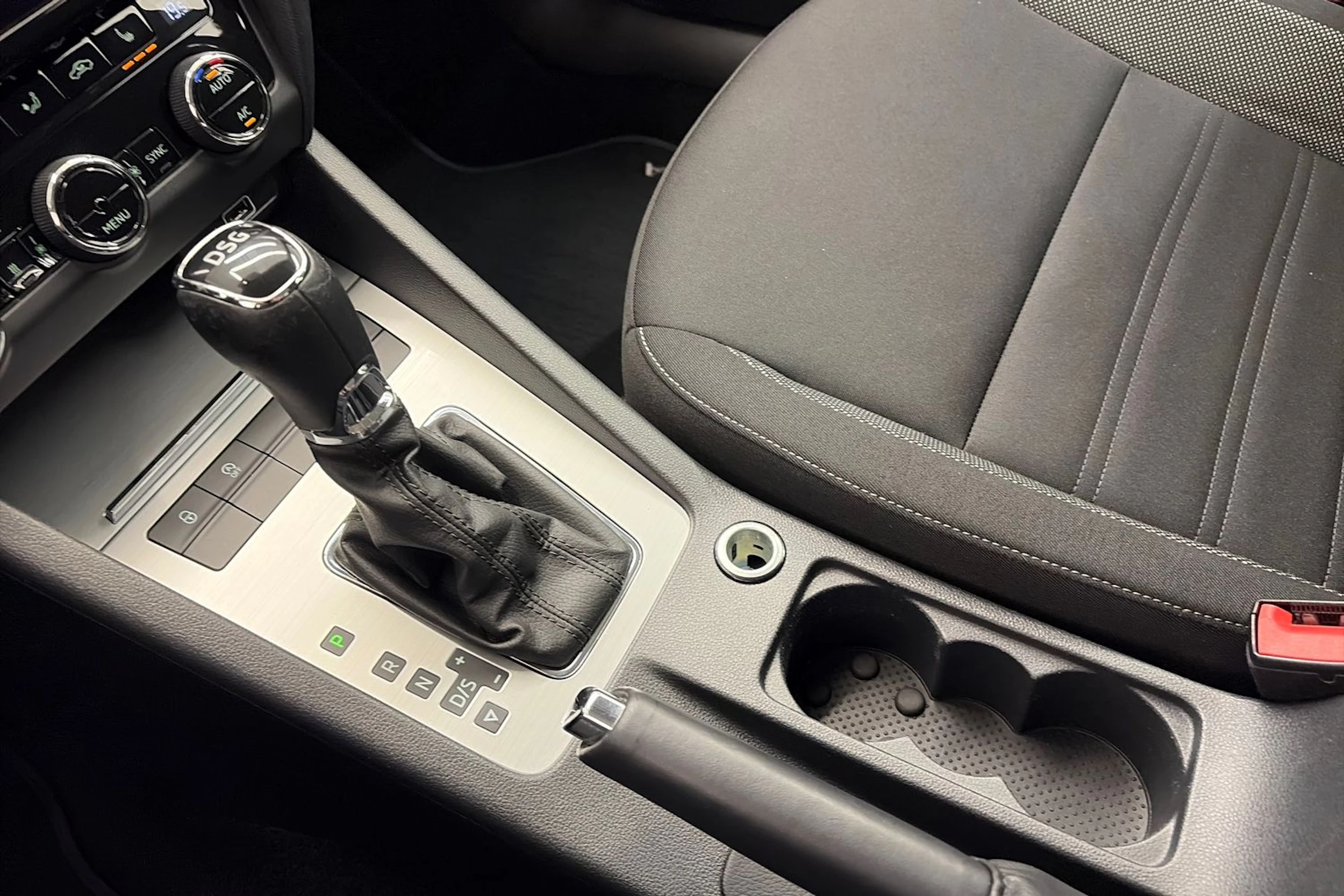 harmaa Skoda Octavia 2019 kuva 20.