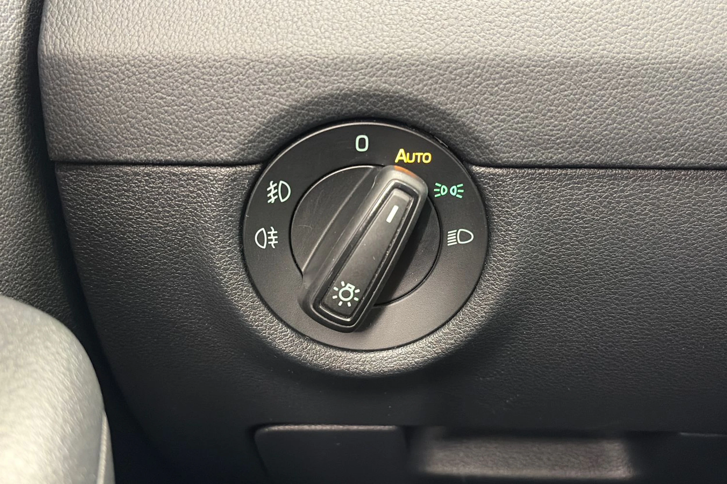 harmaa Skoda Octavia 2019 kuva 21.