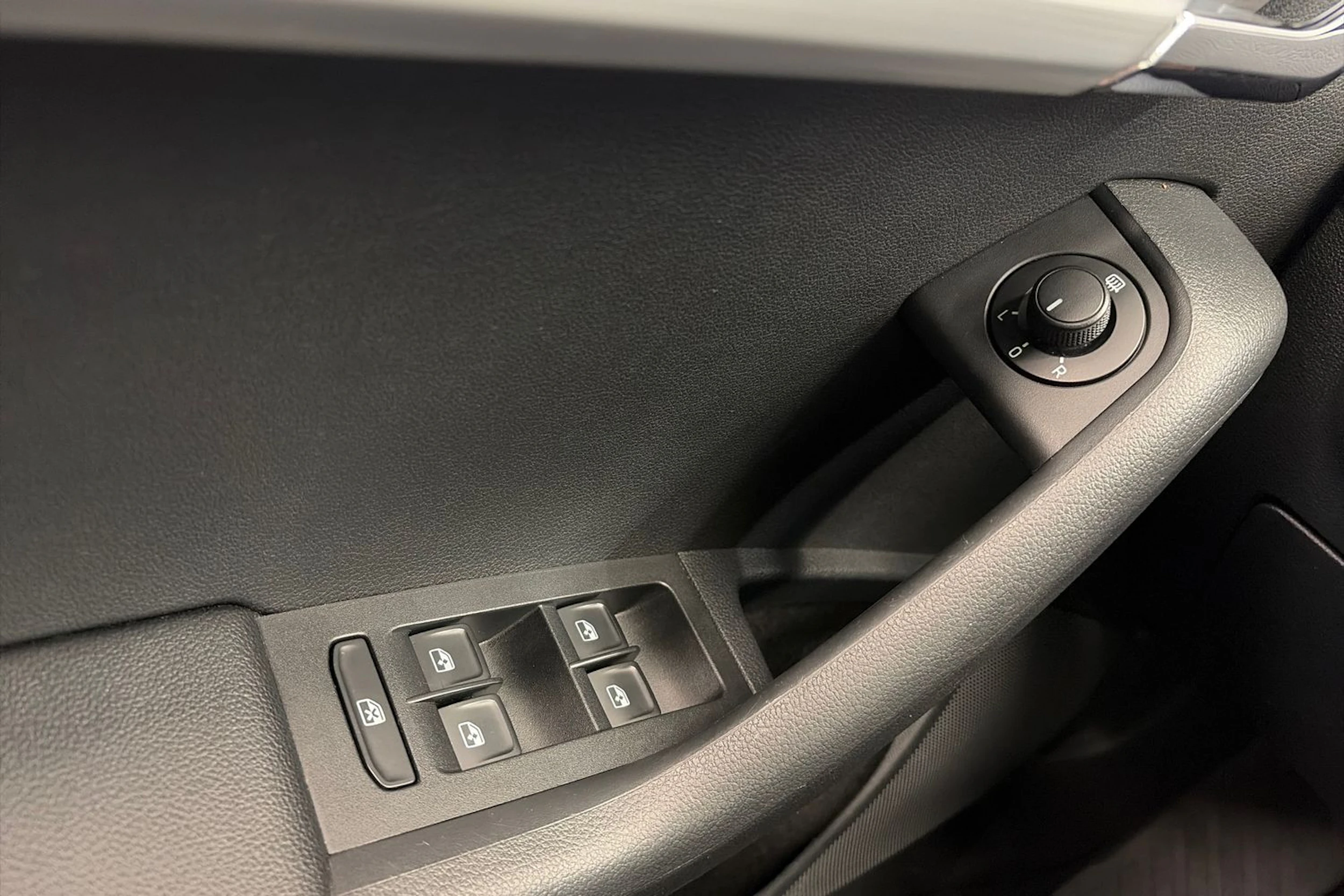 harmaa Skoda Octavia 2019 kuva 22.