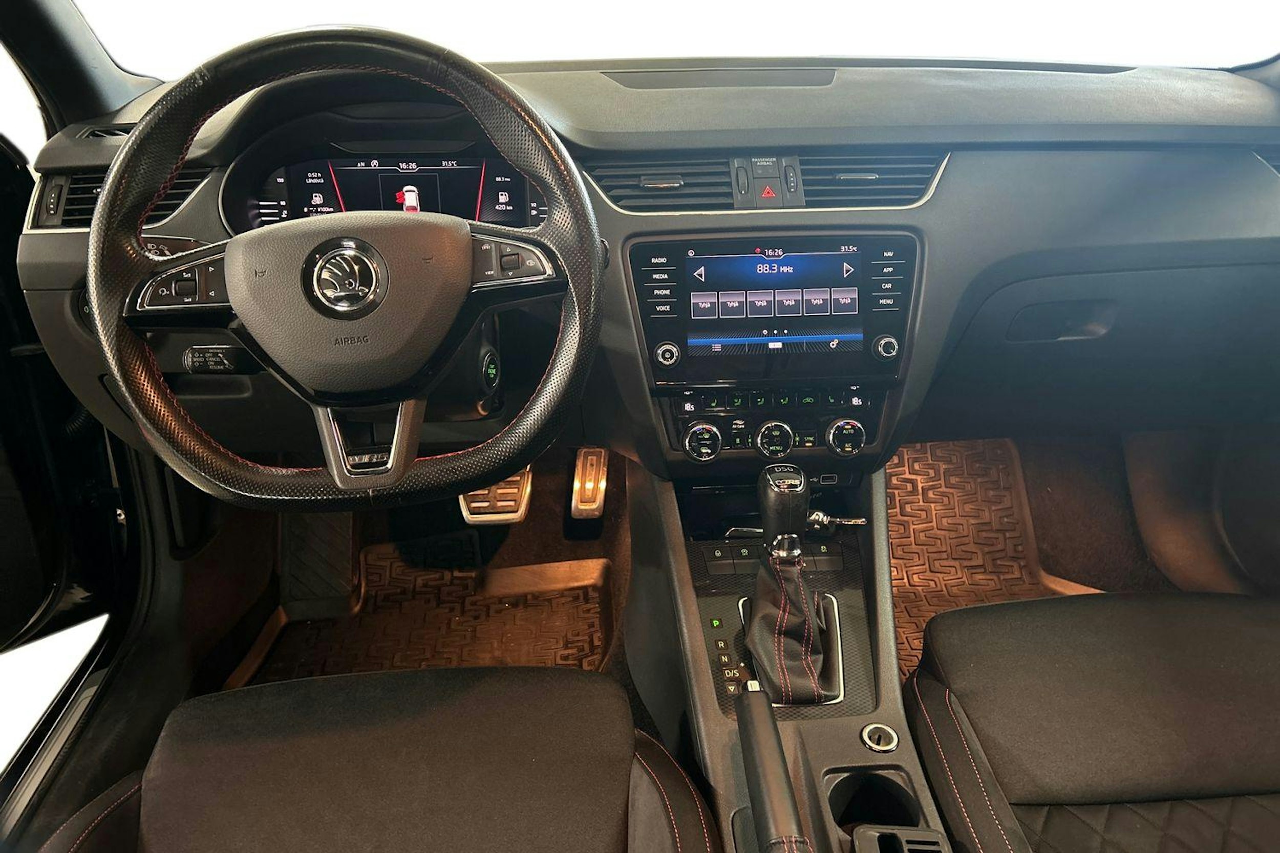 musta Skoda Octavia 2019 kuva 9.