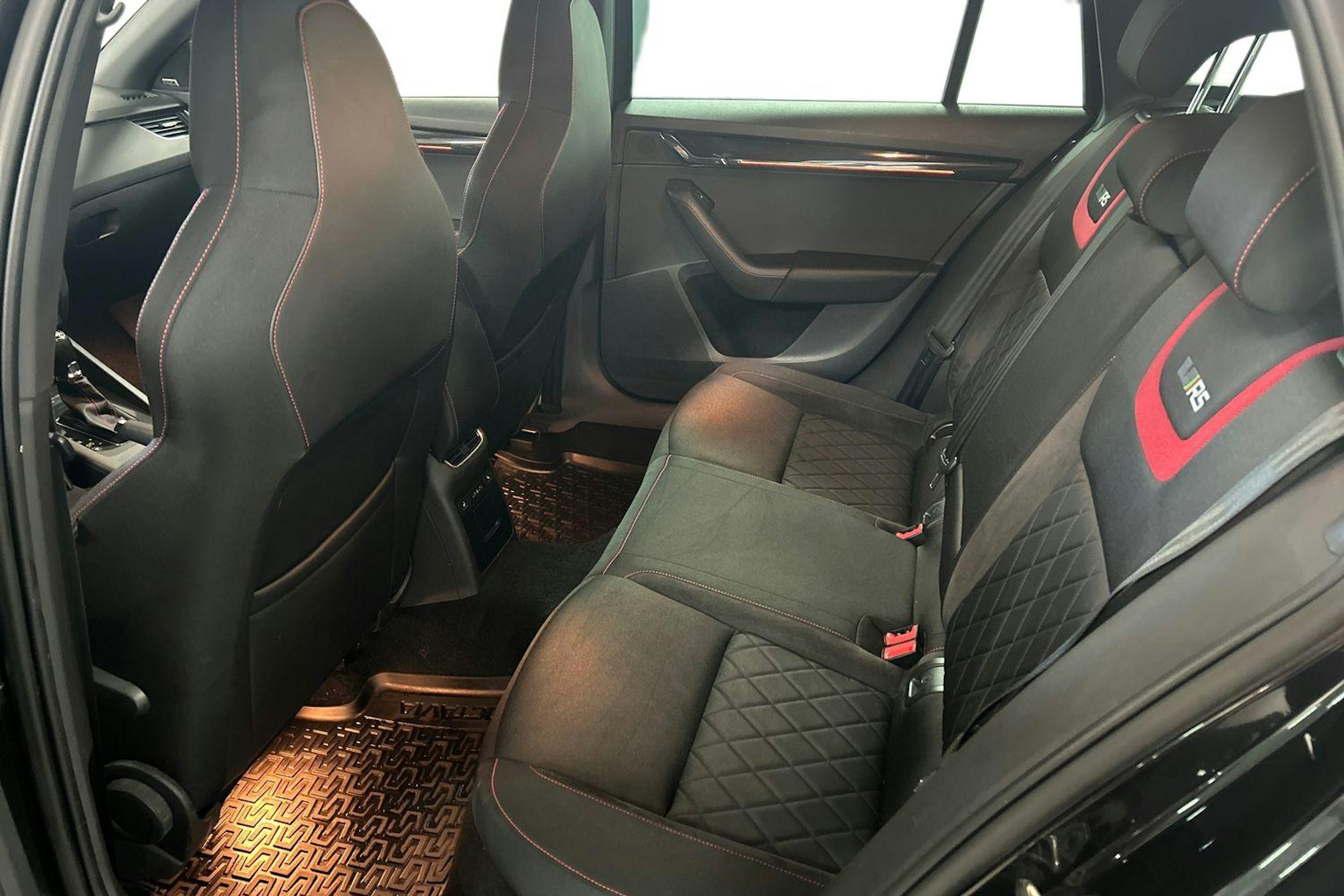 musta Skoda Octavia 2019 kuva 10.