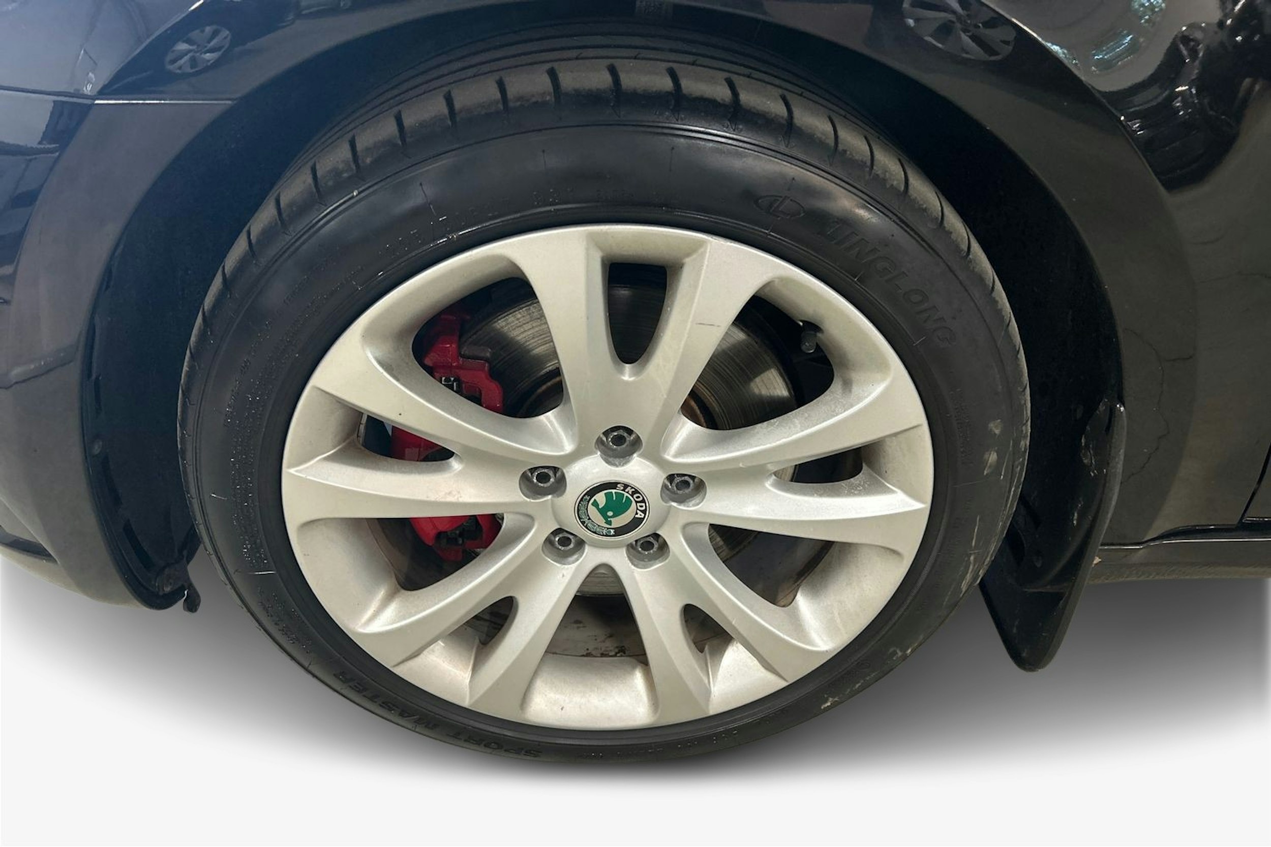 musta Skoda Octavia 2019 kuva 11.