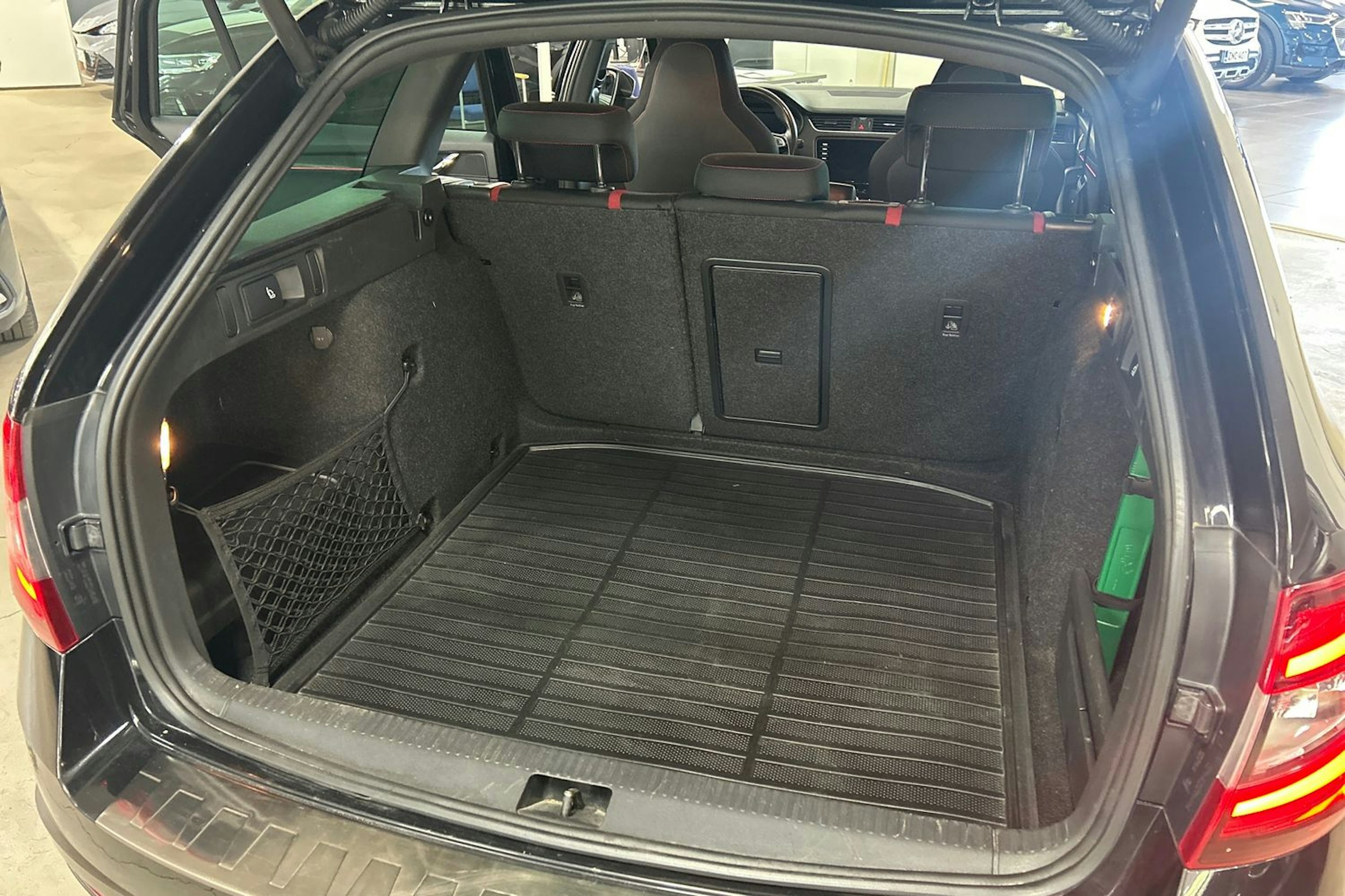 musta Skoda Octavia 2019 kuva 14.