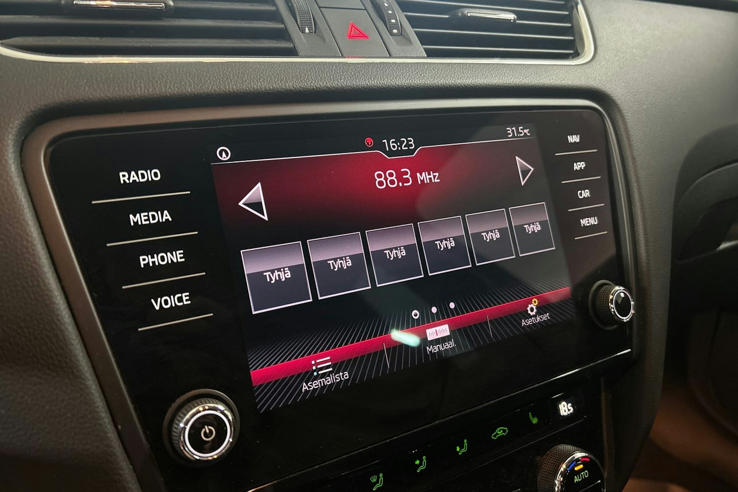musta Skoda Octavia 2019 kuva 22.