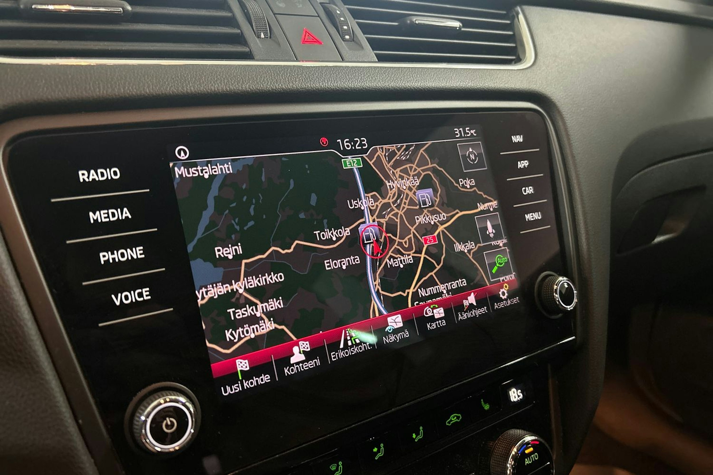 musta Skoda Octavia 2019 kuva 24.