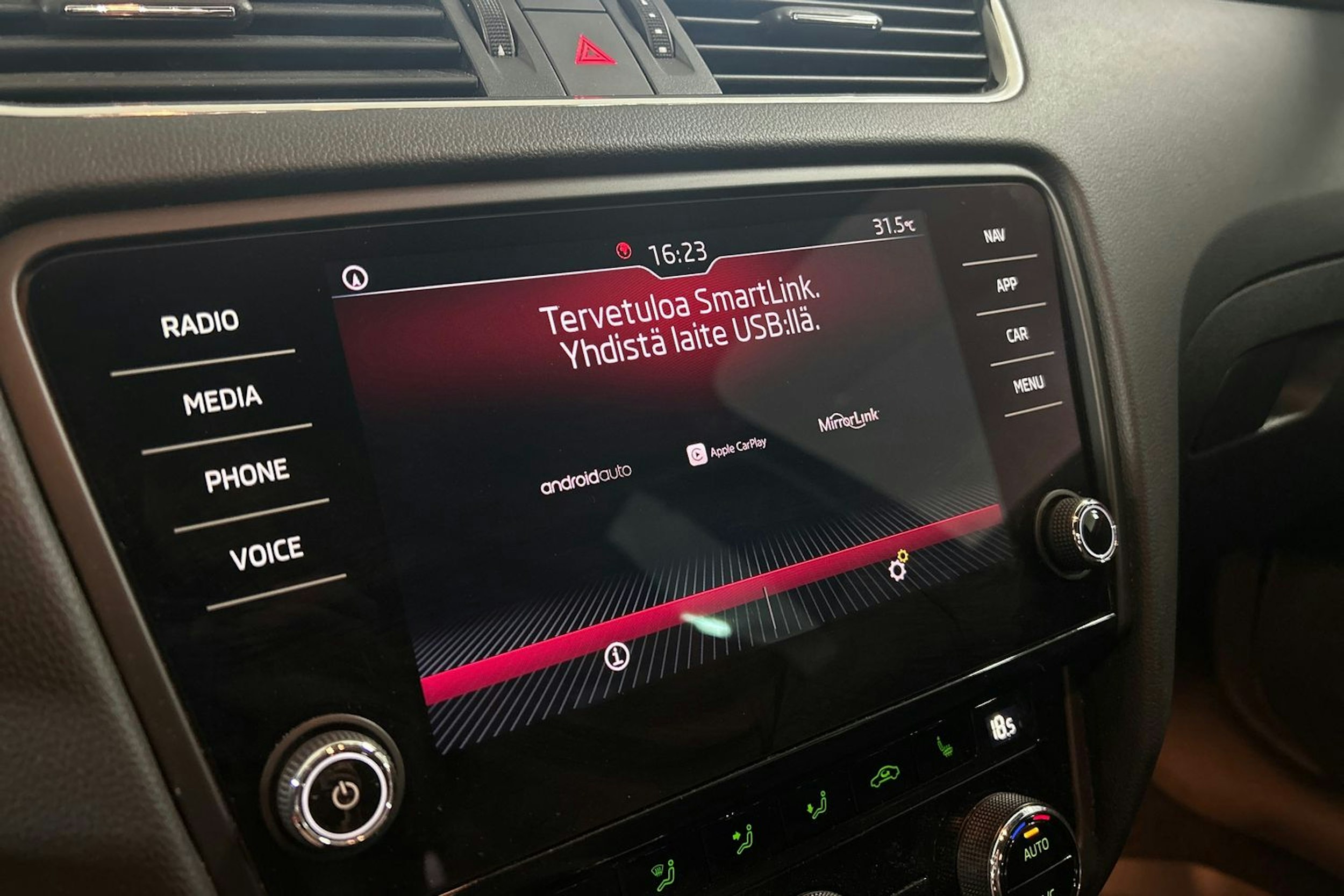 musta Skoda Octavia 2019 kuva 25.