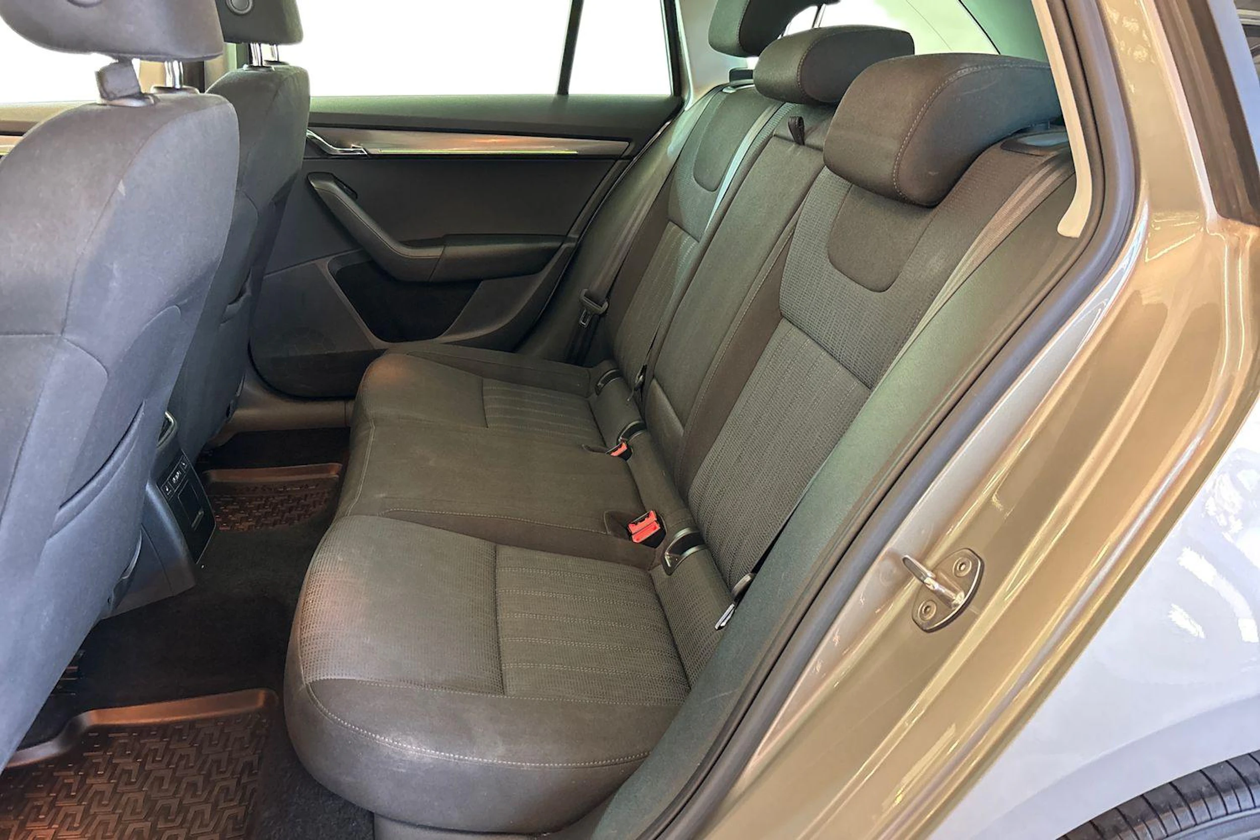 Ruskea (beige) Skoda OCTAVIA 2019 kuva 8.