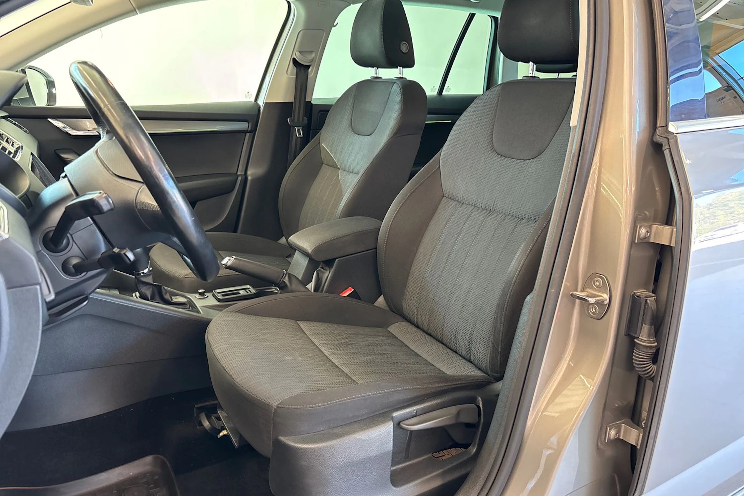 Ruskea (beige) Skoda OCTAVIA 2019 kuva 13.