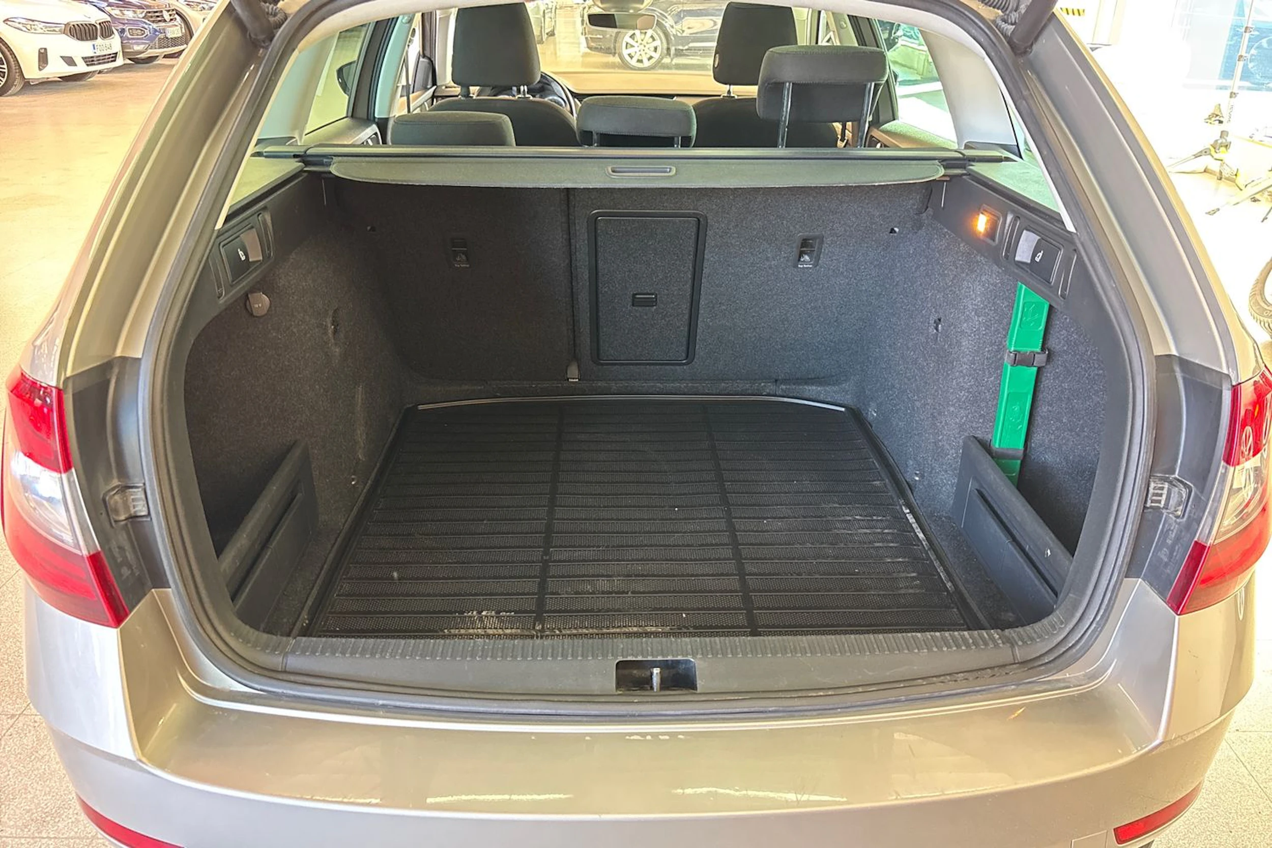 Ruskea (beige) Skoda OCTAVIA 2019 kuva 24.